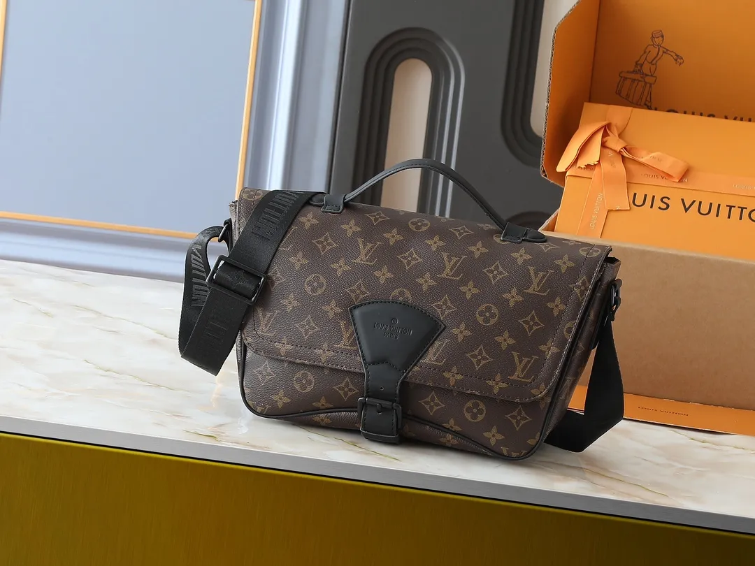 💰280💰Upgraded original M46685 men's messenger bag series Montsouris messenger bag This spacious Montsouris messenger bag is made of soft calfskin, embellished with the brand's Epi embossed pattern, and has a modern style. The bag is equipped with multiple pockets and compartments for easy access to essentials, and features a signature textile shoulder strap and a buckle sourced from the archives, reflecting the distinctive Louis Vuitton style. The design is lightweight and soft, making it perfect for cross-body carry. Dimensions: 34 x 19 x 11 cm