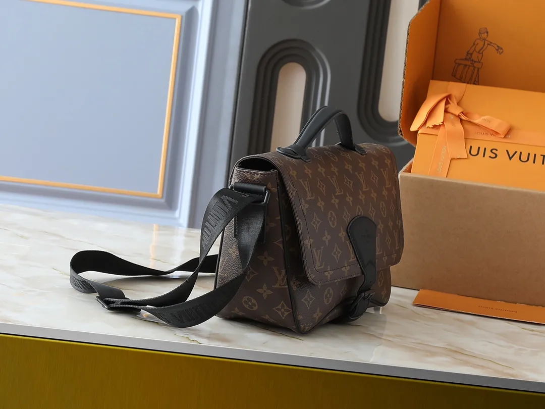 💰280💰Upgraded original M46685 men's messenger bag series Montsouris messenger bag This spacious Montsouris messenger bag is made of soft calfskin, embellished with the brand's Epi embossed pattern, and has a modern style. The bag is equipped with multiple pockets and compartments for easy access to essentials, and features a signature textile shoulder strap and a buckle sourced from the archives, reflecting the distinctive Louis Vuitton style. The design is lightweight and soft, making it perfect for cross-body carry. Dimensions: 34 x 19 x 11 cm