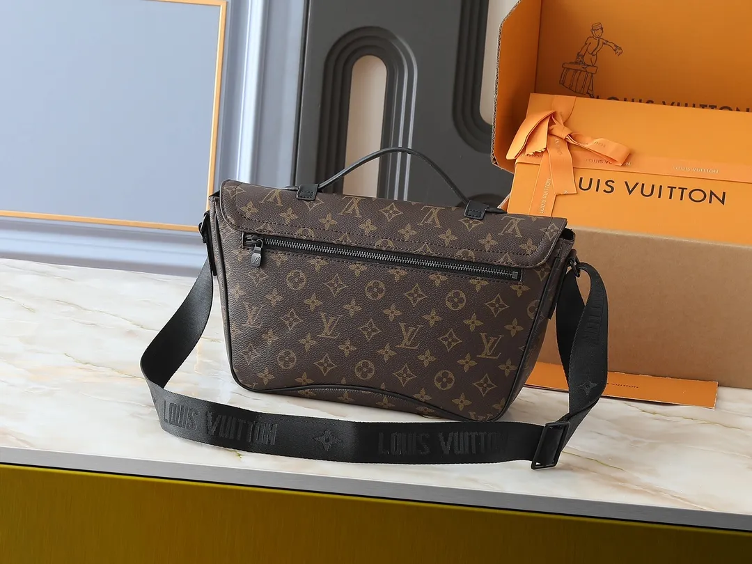 💰280💰Upgraded original M46685 men's messenger bag series Montsouris messenger bag This spacious Montsouris messenger bag is made of soft calfskin, embellished with the brand's Epi embossed pattern, and has a modern style. The bag is equipped with multiple pockets and compartments for easy access to essentials, and features a signature textile shoulder strap and a buckle sourced from the archives, reflecting the distinctive Louis Vuitton style. The design is lightweight and soft, making it perfect for cross-body carry. Dimensions: 34 x 19 x 11 cm