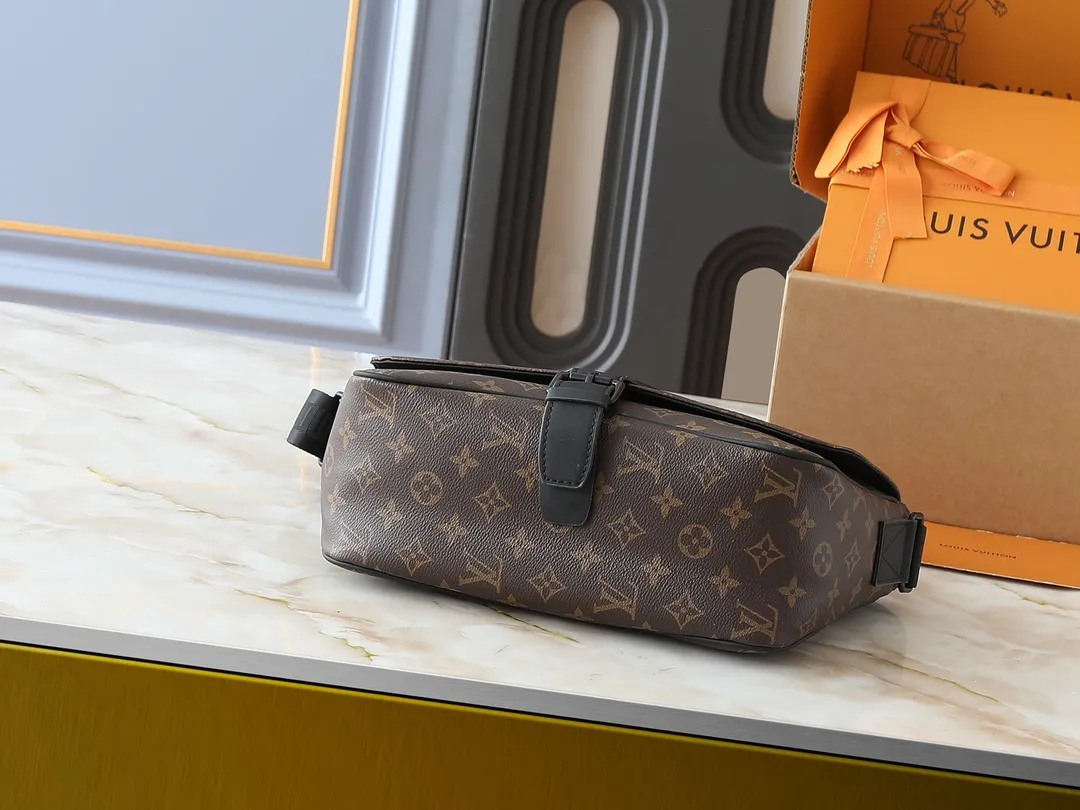 💰280💰Upgraded original M46685 men's messenger bag series Montsouris messenger bag This spacious Montsouris messenger bag is made of soft calfskin, embellished with the brand's Epi embossed pattern, and has a modern style. The bag is equipped with multiple pockets and compartments for easy access to essentials, and features a signature textile shoulder strap and a buckle sourced from the archives, reflecting the distinctive Louis Vuitton style. The design is lightweight and soft, making it perfect for cross-body carry. Dimensions: 34 x 19 x 11 cm