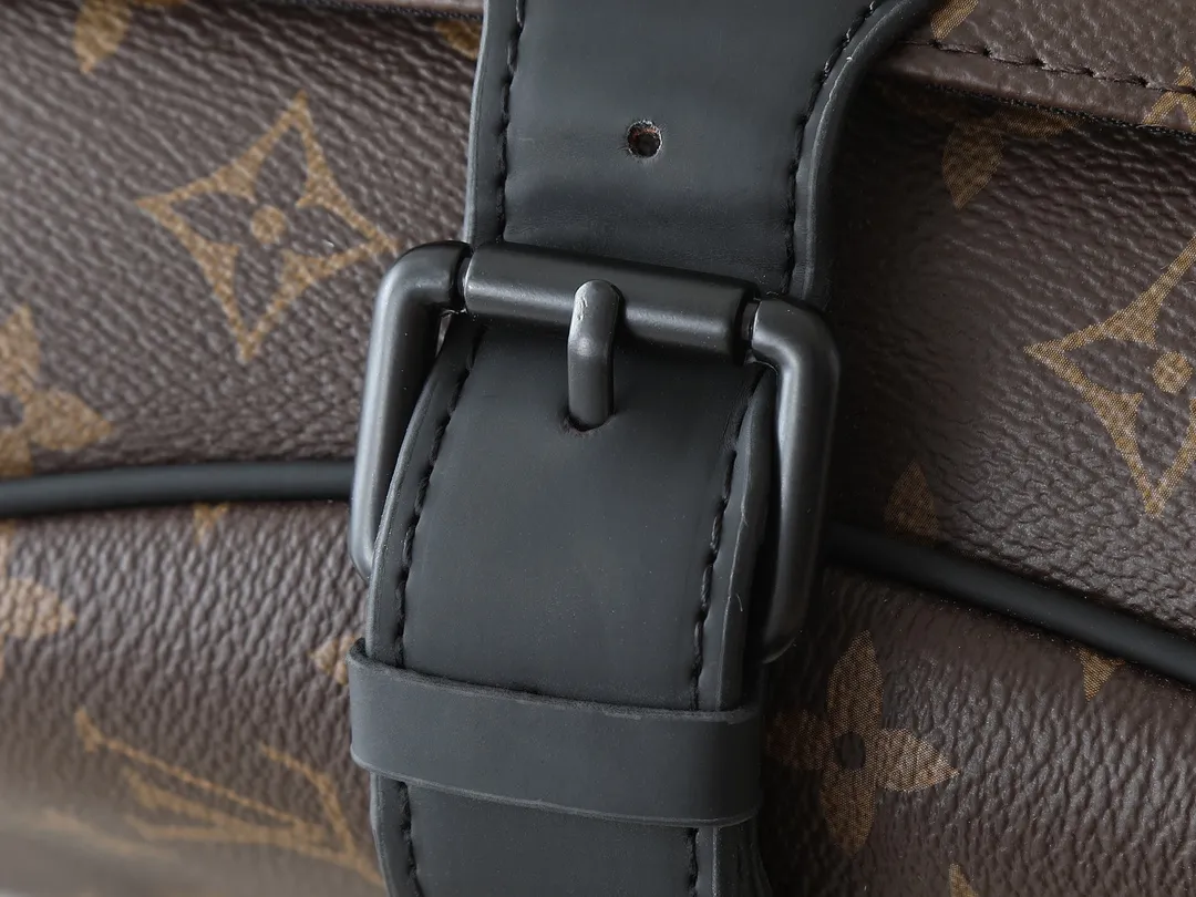 💰280💰Upgraded original M46685 men's messenger bag series Montsouris messenger bag This spacious Montsouris messenger bag is made of soft calfskin, embellished with the brand's Epi embossed pattern, and has a modern style. The bag is equipped with multiple pockets and compartments for easy access to essentials, and features a signature textile shoulder strap and a buckle sourced from the archives, reflecting the distinctive Louis Vuitton style. The design is lightweight and soft, making it perfect for cross-body carry. Dimensions: 34 x 19 x 11 cm