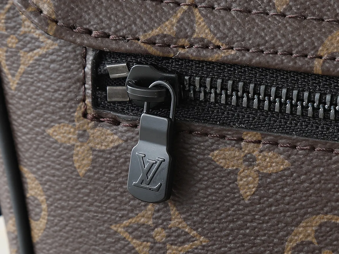 💰280💰Upgraded original M46685 men's messenger bag series Montsouris messenger bag This spacious Montsouris messenger bag is made of soft calfskin, embellished with the brand's Epi embossed pattern, and has a modern style. The bag is equipped with multiple pockets and compartments for easy access to essentials, and features a signature textile shoulder strap and a buckle sourced from the archives, reflecting the distinctive Louis Vuitton style. The design is lightweight and soft, making it perfect for cross-body carry. Dimensions: 34 x 19 x 11 cm