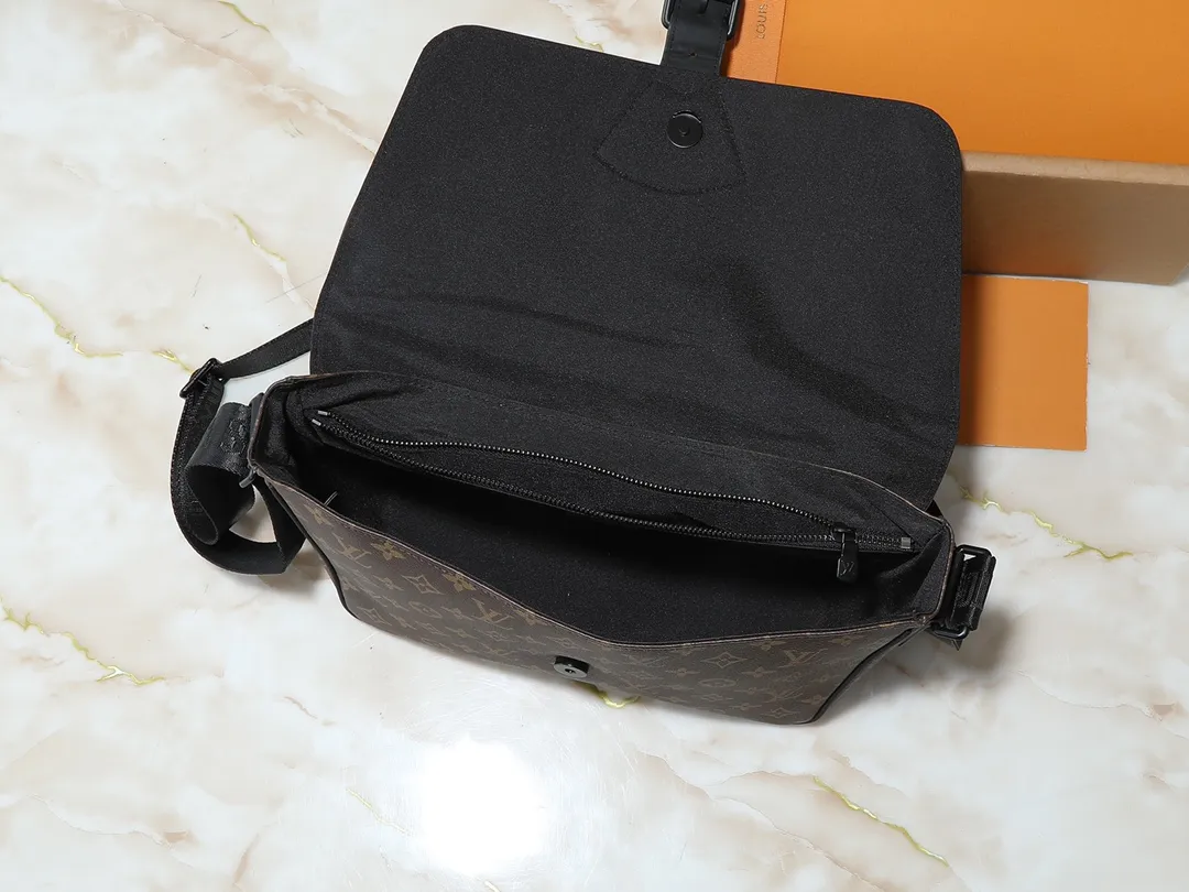 💰280💰Upgraded original M46685 men's messenger bag series Montsouris messenger bag This spacious Montsouris messenger bag is made of soft calfskin, embellished with the brand's Epi embossed pattern, and has a modern style. The bag is equipped with multiple pockets and compartments for easy access to essentials, and features a signature textile shoulder strap and a buckle sourced from the archives, reflecting the distinctive Louis Vuitton style. The design is lightweight and soft, making it perfect for cross-body carry. Dimensions: 34 x 19 x 11 cm