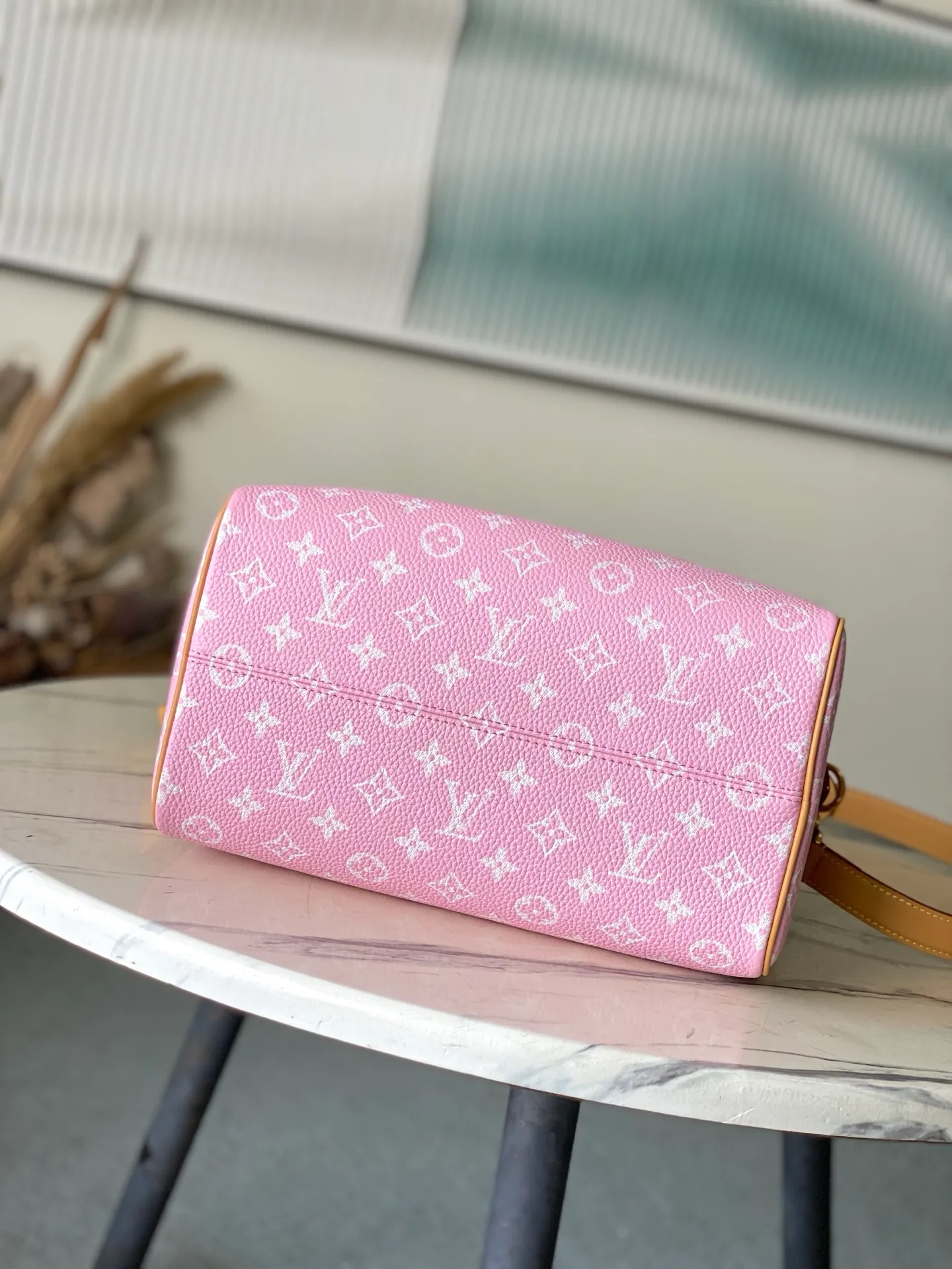 💰1840 (top layer leather) top original order M24435 pink This Speedy Bandoulière 30 Monogram Leather handbag is made of soft cow leather, with the Monogram pattern to reproduce the elegant look and feel of canvas printing. Dazzling metal hardware, sheepskin lining and nameplate all reflect Creative Director Pharrell Williams' relentless attention to detail. 30 x 17 x 21 cm (length x height x width)