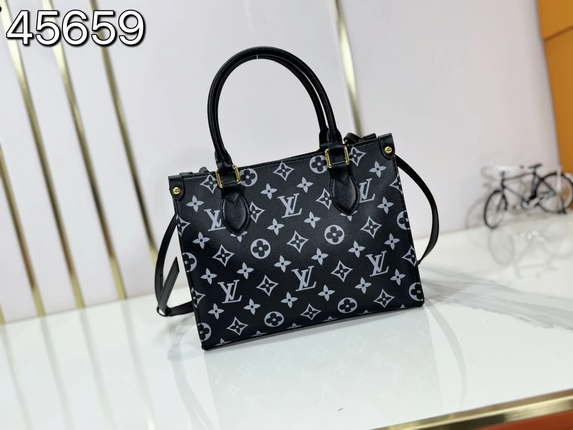 P220 upgraded original M12465 M45659 Monogram Ink series OnTheGo small handbag has a matte texture of smooth cow leather, and the rivet tabs on the corners pay tribute to the brand's classic hard suitcase design. The neat interior has a large zipper pocket for storing banknotes and receipts. 25 x 19 x 11.5 cm (length x height x width)