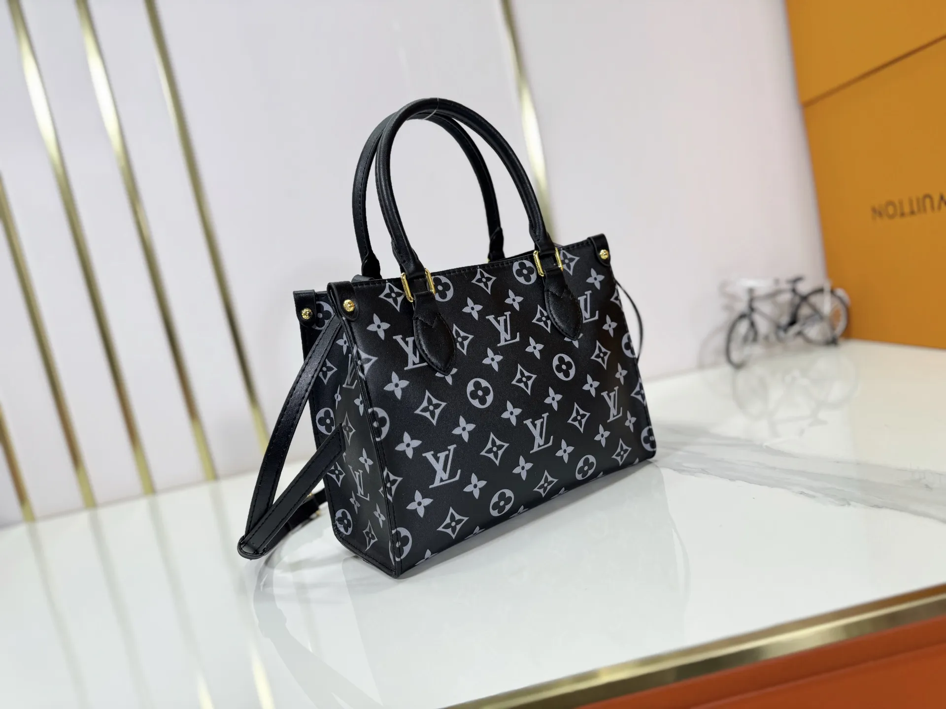 P220 upgraded original M12465 M45659 Monogram Ink series OnTheGo small handbag has a matte texture of smooth cow leather, and the rivet tabs on the corners pay tribute to the brand's classic hard suitcase design. The neat interior has a large zipper pocket for storing banknotes and receipts. 25 x 19 x 11.5 cm (length x height x width)