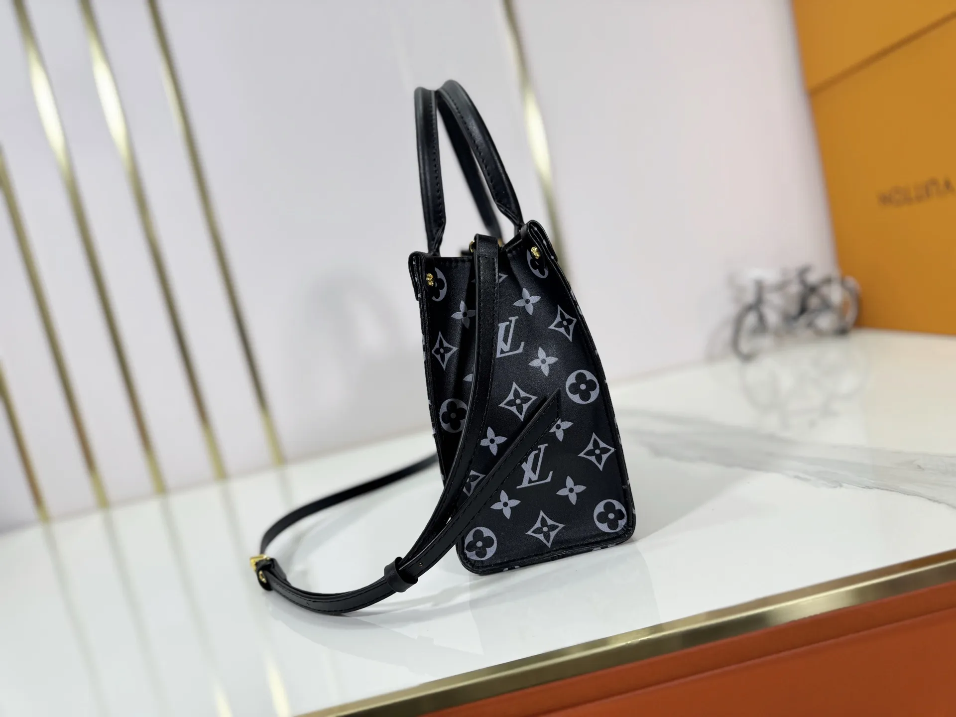P220 upgraded original M12465 M45659 Monogram Ink series OnTheGo small handbag has a matte texture of smooth cow leather, and the rivet tabs on the corners pay tribute to the brand's classic hard suitcase design. The neat interior has a large zipper pocket for storing banknotes and receipts. 25 x 19 x 11.5 cm (length x height x width)