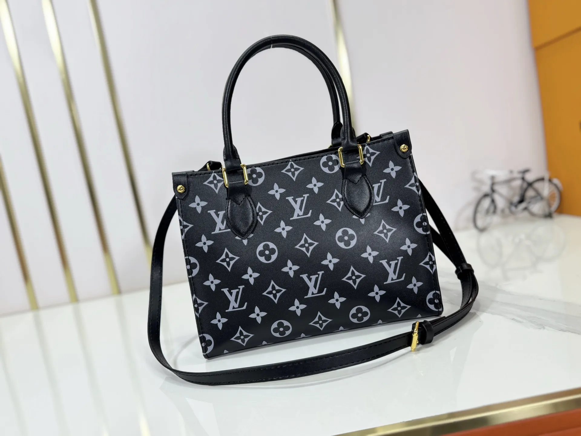 P220 upgraded original M12465 M45659 Monogram Ink series OnTheGo small handbag has a matte texture of smooth cow leather, and the rivet tabs on the corners pay tribute to the brand's classic hard suitcase design. The neat interior has a large zipper pocket for storing banknotes and receipts. 25 x 19 x 11.5 cm (length x height x width)