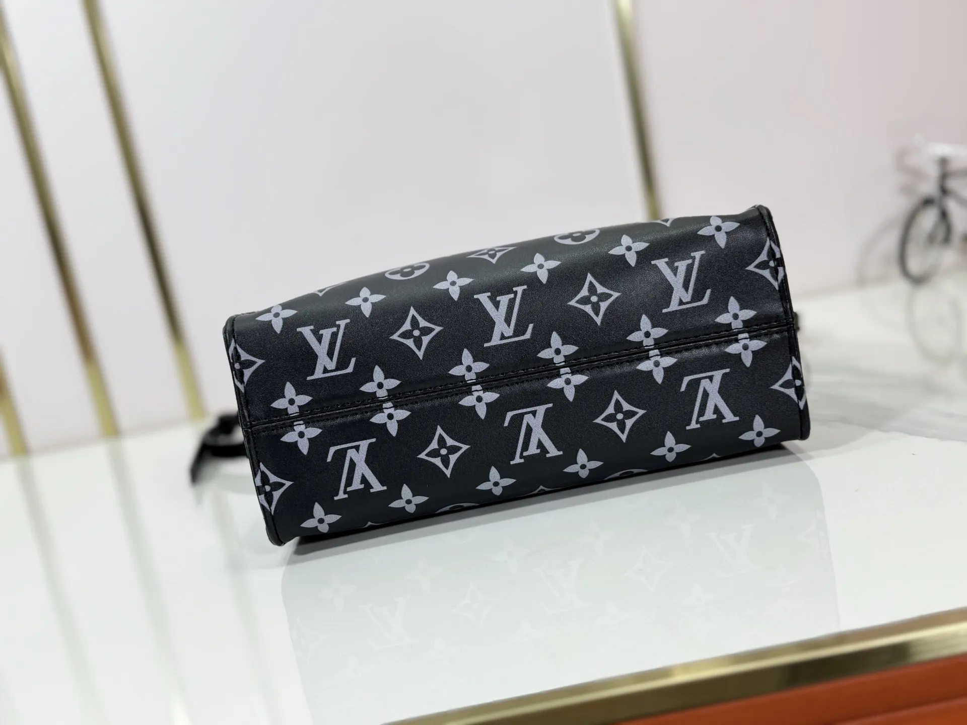 P220 upgraded original M12465 M45659 Monogram Ink series OnTheGo small handbag has a matte texture of smooth cow leather, and the rivet tabs on the corners pay tribute to the brand's classic hard suitcase design. The neat interior has a large zipper pocket for storing banknotes and receipts. 25 x 19 x 11.5 cm (length x height x width)