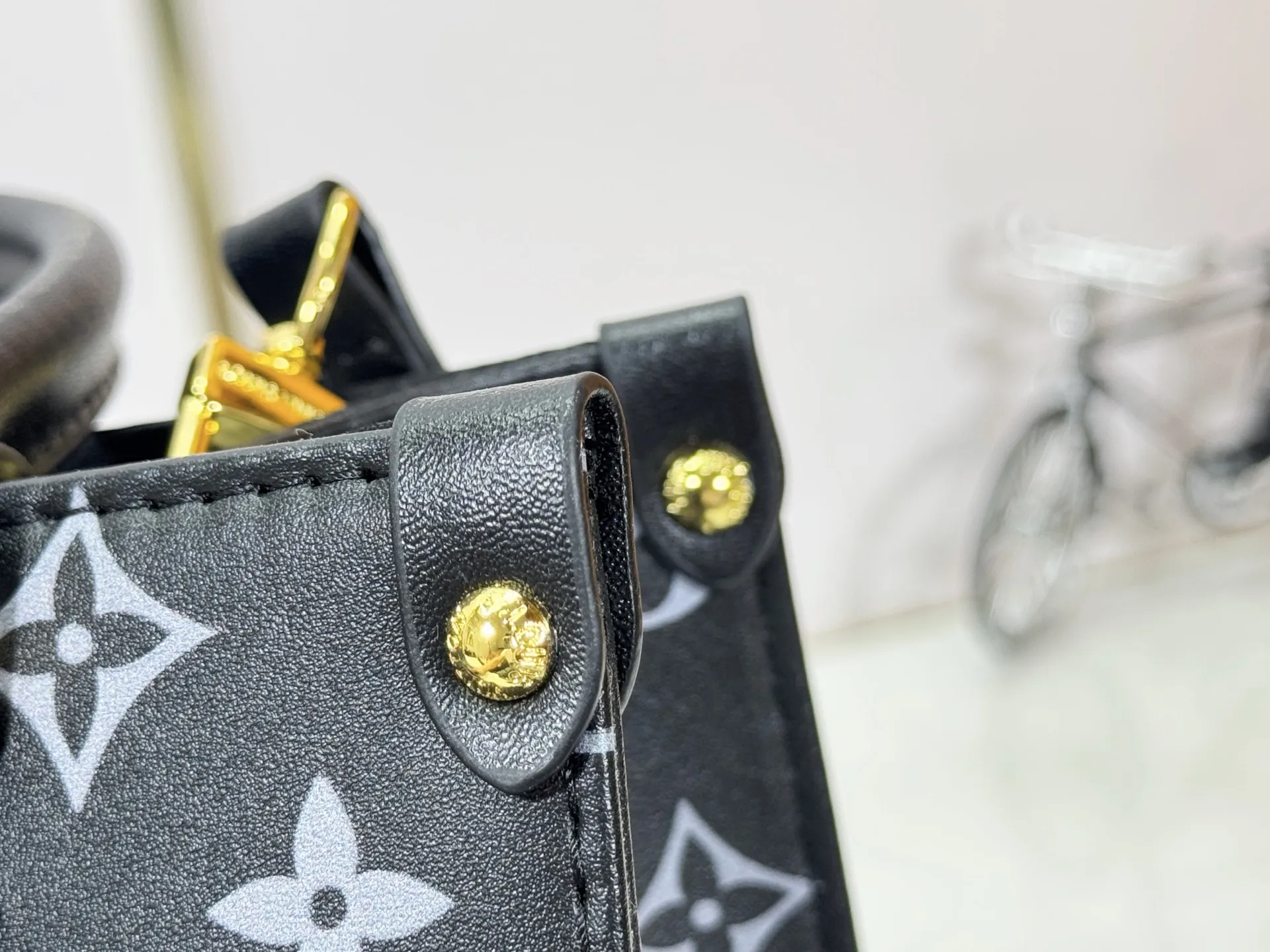 P220 upgraded original M12465 M45659 Monogram Ink series OnTheGo small handbag has a matte texture of smooth cow leather, and the rivet tabs on the corners pay tribute to the brand's classic hard suitcase design. The neat interior has a large zipper pocket for storing banknotes and receipts. 25 x 19 x 11.5 cm (length x height x width)