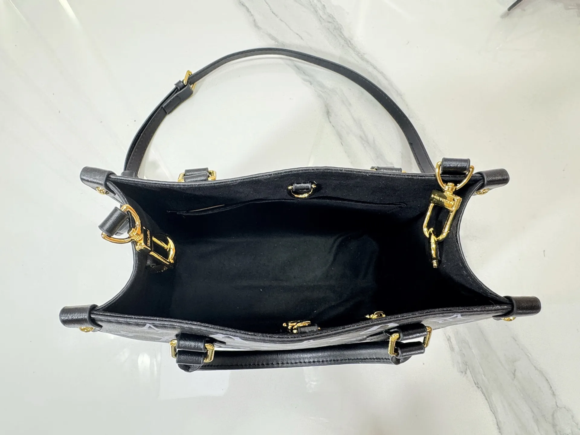 P220 upgraded original M12465 M45659 Monogram Ink series OnTheGo small handbag has a matte texture of smooth cow leather, and the rivet tabs on the corners pay tribute to the brand's classic hard suitcase design. The neat interior has a large zipper pocket for storing banknotes and receipts. 25 x 19 x 11.5 cm (length x height x width)