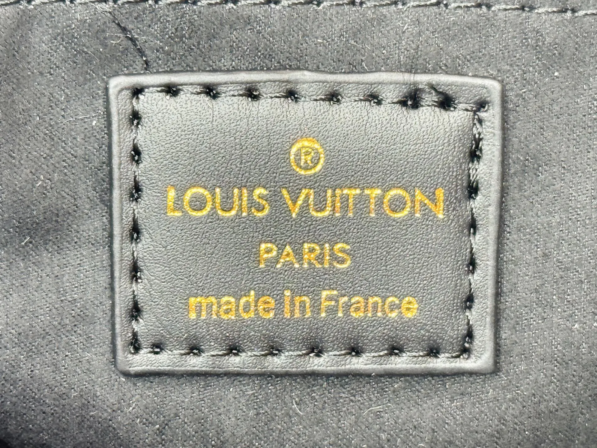P220 upgraded original M12465 M45659 Monogram Ink series OnTheGo small handbag has a matte texture of smooth cow leather, and the rivet tabs on the corners pay tribute to the brand's classic hard suitcase design. The neat interior has a large zipper pocket for storing banknotes and receipts. 25 x 19 x 11.5 cm (length x height x width)