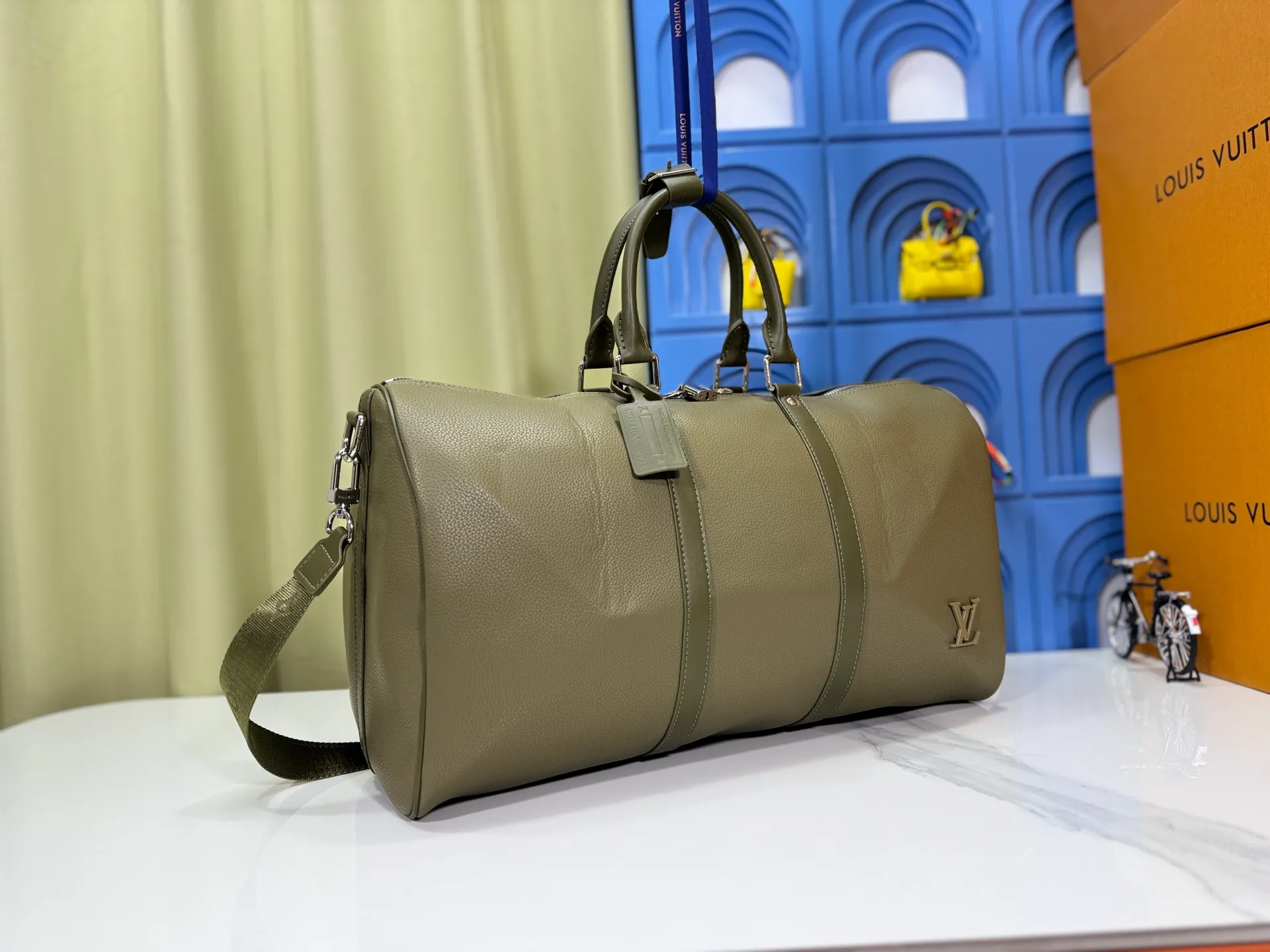P340 M57088 M21536 Upgraded original version This keepall bandouliere 50 travel bag is made of monogram shadow leather with full monogram embossing and matte metal parts to achieve a minimalist design. The cabin luggage size is suitable for short trips. The keepall soft travel bag series was born in the 1930s and is as classic and elegant as ever. Dimensions: 50x 29 x 23 cm