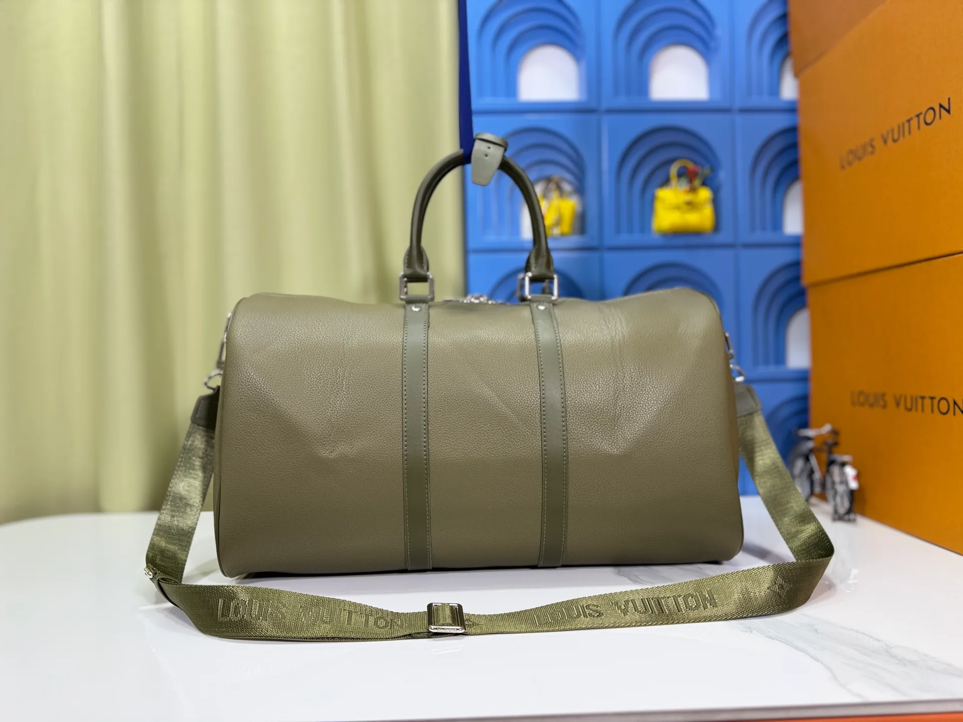 P340 M57088 M21536 Upgraded original version This keepall bandouliere 50 travel bag is made of monogram shadow leather with full monogram embossing and matte metal parts to achieve a minimalist design. The cabin luggage size is suitable for short trips. The keepall soft travel bag series was born in the 1930s and is as classic and elegant as ever. Dimensions: 50x 29 x 23 cm