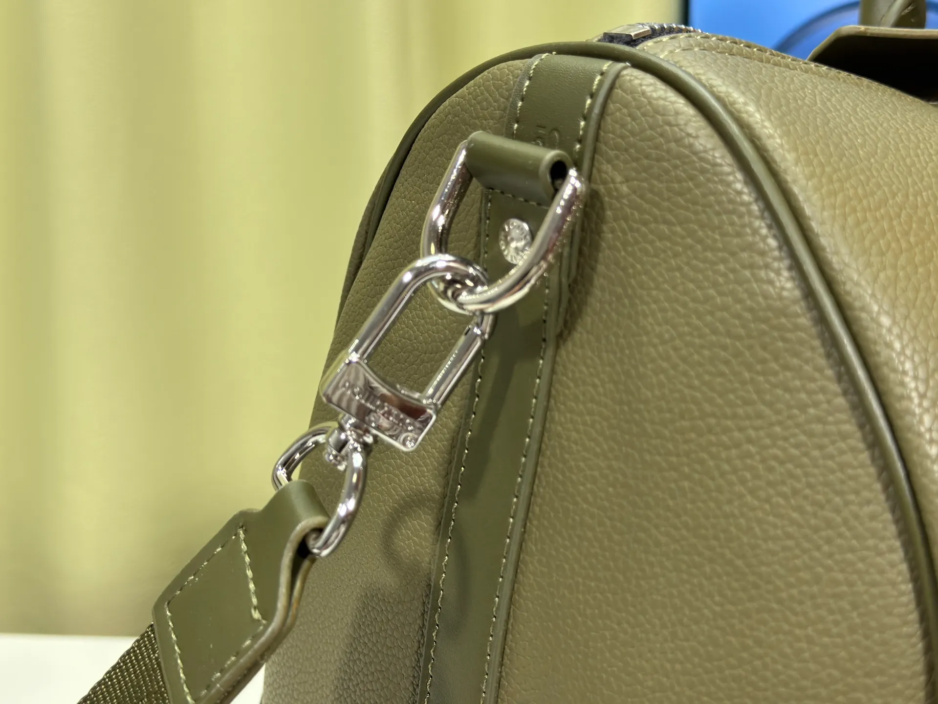P340 M57088 M21536 Upgraded original version This keepall bandouliere 50 travel bag is made of monogram shadow leather with full monogram embossing and matte metal parts to achieve a minimalist design. The cabin luggage size is suitable for short trips. The keepall soft travel bag series was born in the 1930s and is as classic and elegant as ever. Dimensions: 50x 29 x 23 cm