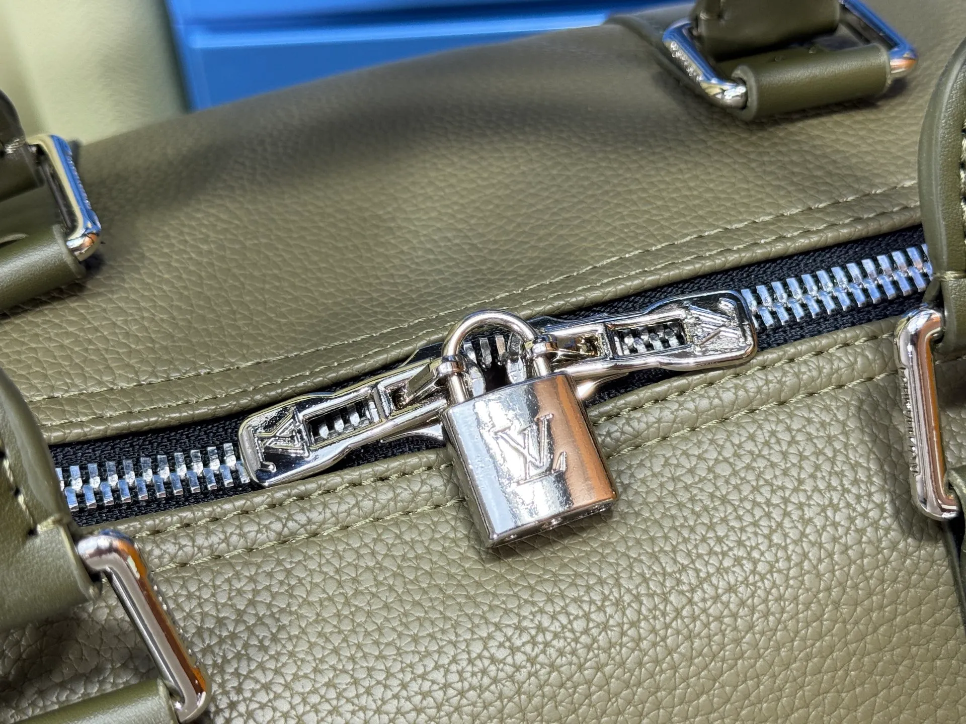 P340 M57088 M21536 Upgraded original version This keepall bandouliere 50 travel bag is made of monogram shadow leather with full monogram embossing and matte metal parts to achieve a minimalist design. The cabin luggage size is suitable for short trips. The keepall soft travel bag series was born in the 1930s and is as classic and elegant as ever. Dimensions: 50x 29 x 23 cm