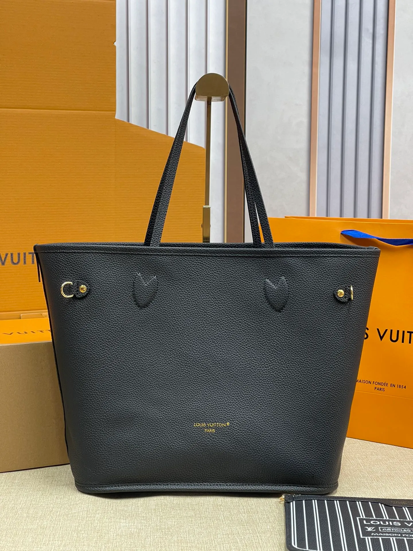 [Upgraded version] P560¥✈️New model synchronized at the counter, new double-sided shopping bag·Upgraded version·High quality·With gift box🎁Packaging. Model M11946. Black. The Neverfull Bandoulière Inside Out BB bag is a reversible version of the classic design this season, with signature Monogram canvas and grained leather decorating the front and back. The removable zipper bag can be used alone or hung externally. The detachable shoulder strap makes it easy to wear cross-body, and the dazzling metal hardware adds a sophisticated detail. Size 31*28*14