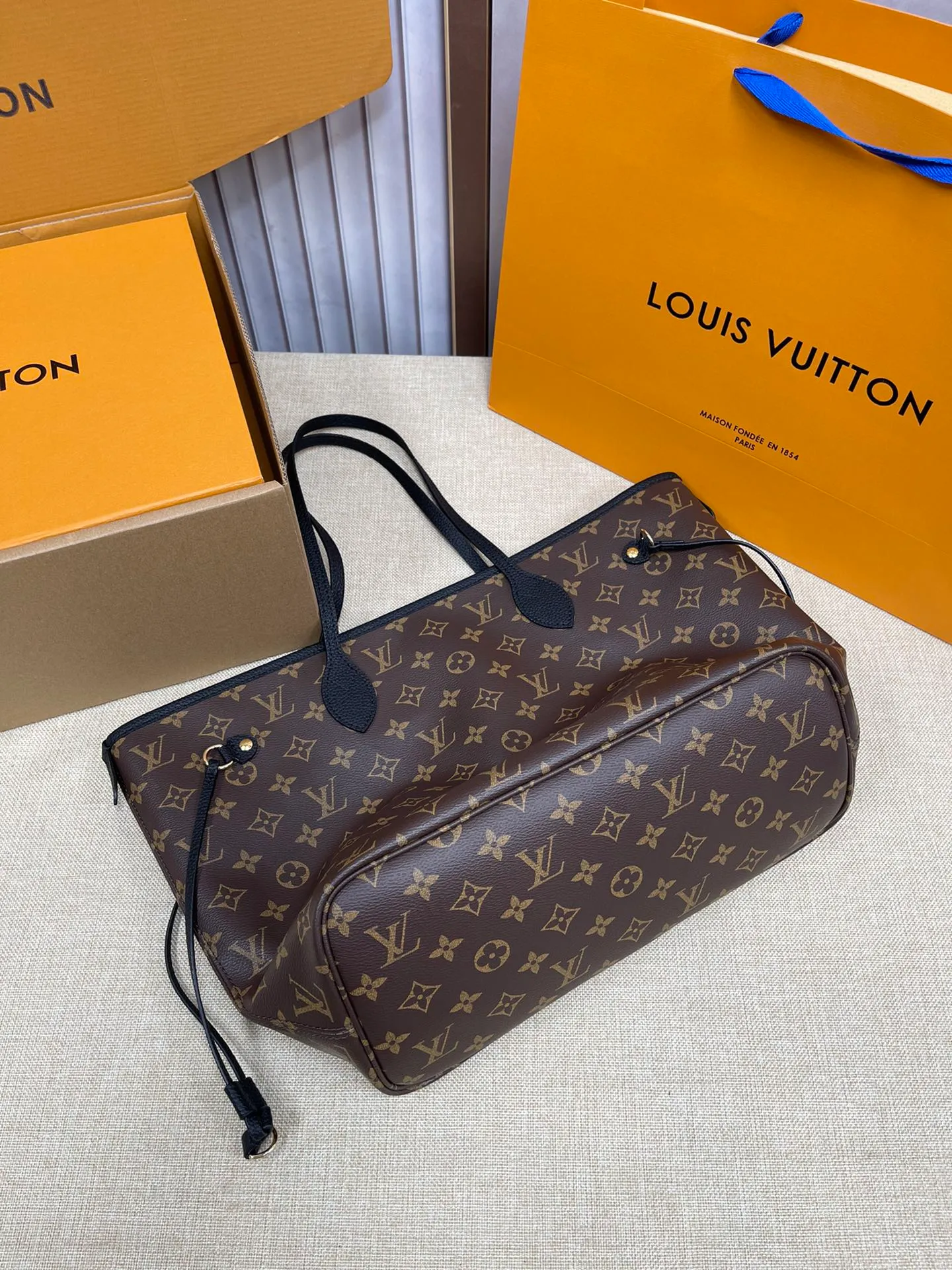 [Upgraded version] P560¥✈️New model synchronized at the counter, new double-sided shopping bag·Upgraded version·High quality·With gift box🎁Packaging. Model M11946. Black. The Neverfull Bandoulière Inside Out BB bag is a reversible version of the classic design this season, with signature Monogram canvas and grained leather decorating the front and back. The removable zipper bag can be used alone or hung externally. The detachable shoulder strap makes it easy to wear cross-body, and the dazzling metal hardware adds a sophisticated detail. Size 31*28*14
