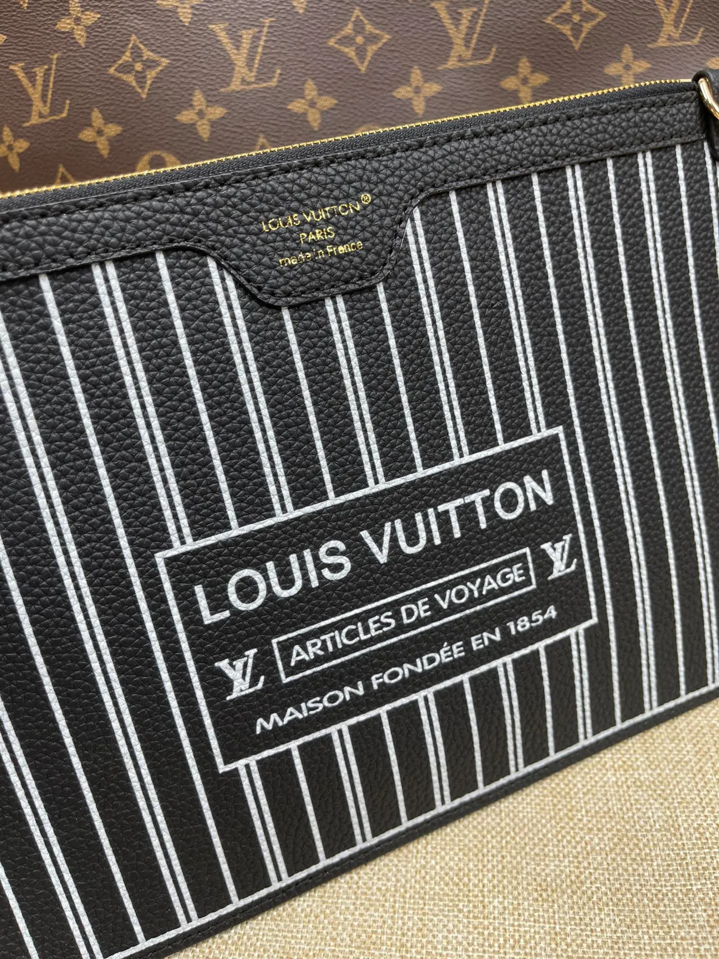 [Upgraded version] P560¥✈️New model synchronized at the counter, new double-sided shopping bag·Upgraded version·High quality·With gift box🎁Packaging. Model M11946. Black. The Neverfull Bandoulière Inside Out BB bag is a reversible version of the classic design this season, with signature Monogram canvas and grained leather decorating the front and back. The removable zipper bag can be used alone or hung externally. The detachable shoulder strap makes it easy to wear cross-body, and the dazzling metal hardware adds a sophisticated detail. Size 31*28*14