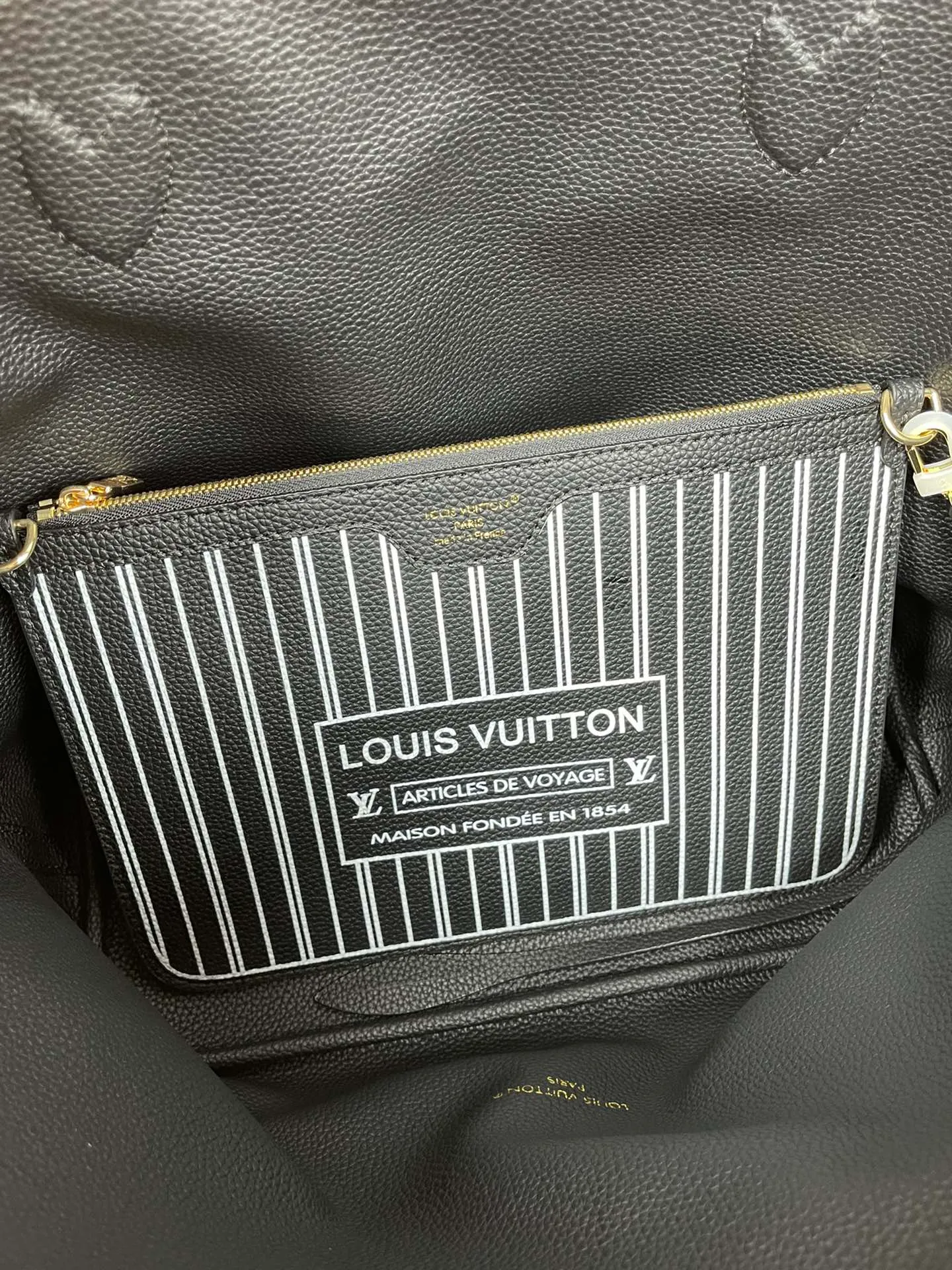 [Upgraded version] P560¥✈️New model synchronized at the counter, new double-sided shopping bag·Upgraded version·High quality·With gift box🎁Packaging. Model M11946. Black. The Neverfull Bandoulière Inside Out BB bag is a reversible version of the classic design this season, with signature Monogram canvas and grained leather decorating the front and back. The removable zipper bag can be used alone or hung externally. The detachable shoulder strap makes it easy to wear cross-body, and the dazzling metal hardware adds a sophisticated detail. Size 31*28*14