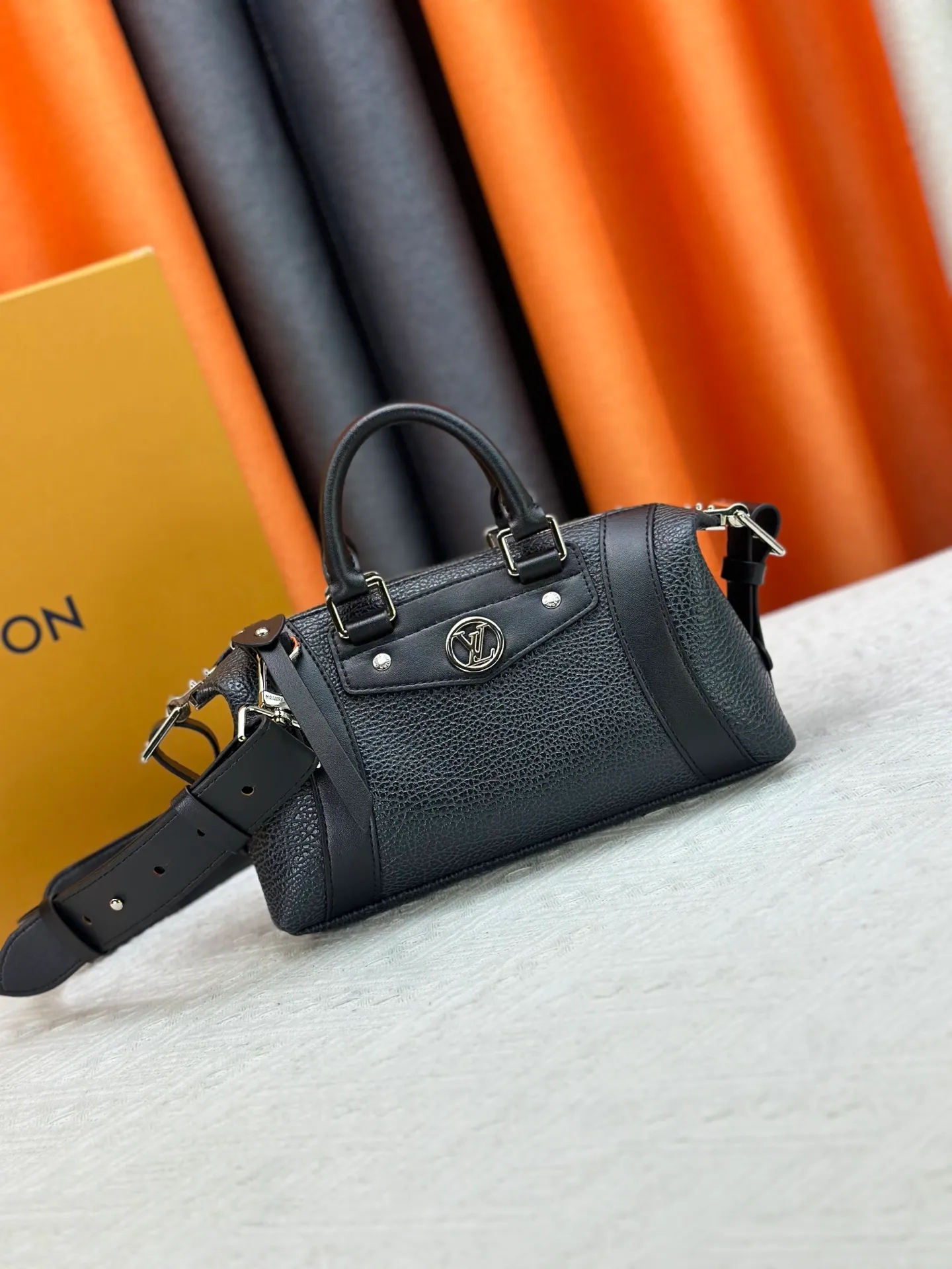 P300 [Exclusive real shot] M25566 M14623 Full leather motorcycle bag M14702 M14700 NANO LV BIKER handbag This Nano LV Rider handbag is from the 2025 spring and summer series. It is made of pixelated grain sheep leather with smooth cowhide elements, and is decorated with elegant patches with the LV Circle logo. The foldable configuration makes it easy to store in a suitcase, and the modern design adds a rock-n-roll edge to any look. Dimensions: 10 x 10 x 23 cm
