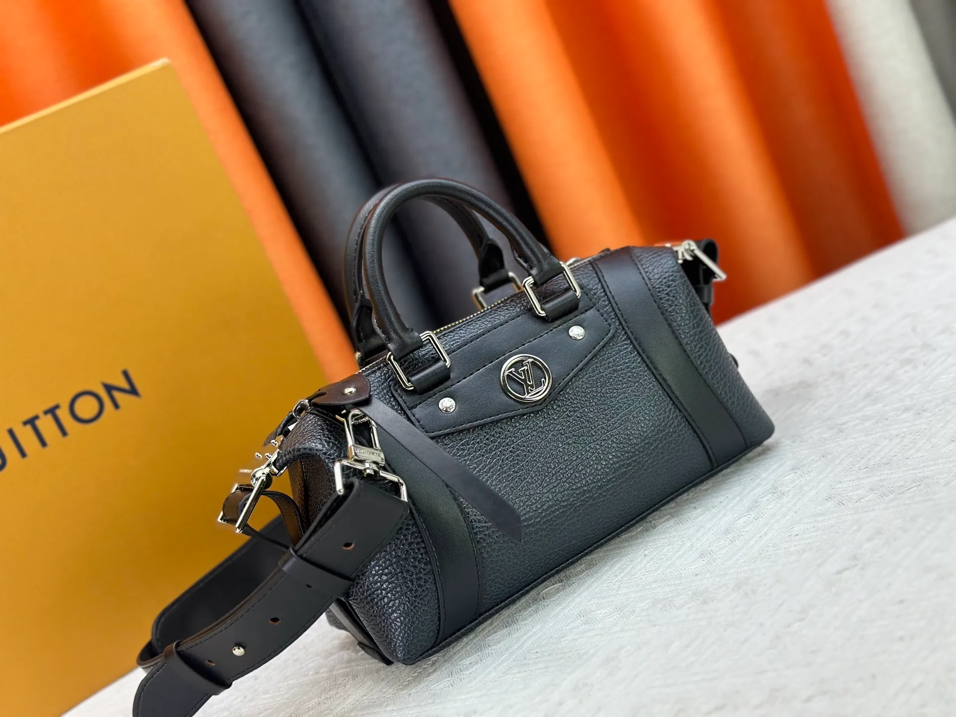 P300 [Exclusive real shot] M25566 M14623 Full leather motorcycle bag M14702 M14700 NANO LV BIKER handbag This Nano LV Rider handbag is from the 2025 spring and summer series. It is made of pixelated grain sheep leather with smooth cowhide elements, and is decorated with elegant patches with the LV Circle logo. The foldable configuration makes it easy to store in a suitcase, and the modern design adds a rock-n-roll edge to any look. Dimensions: 10 x 10 x 23 cm