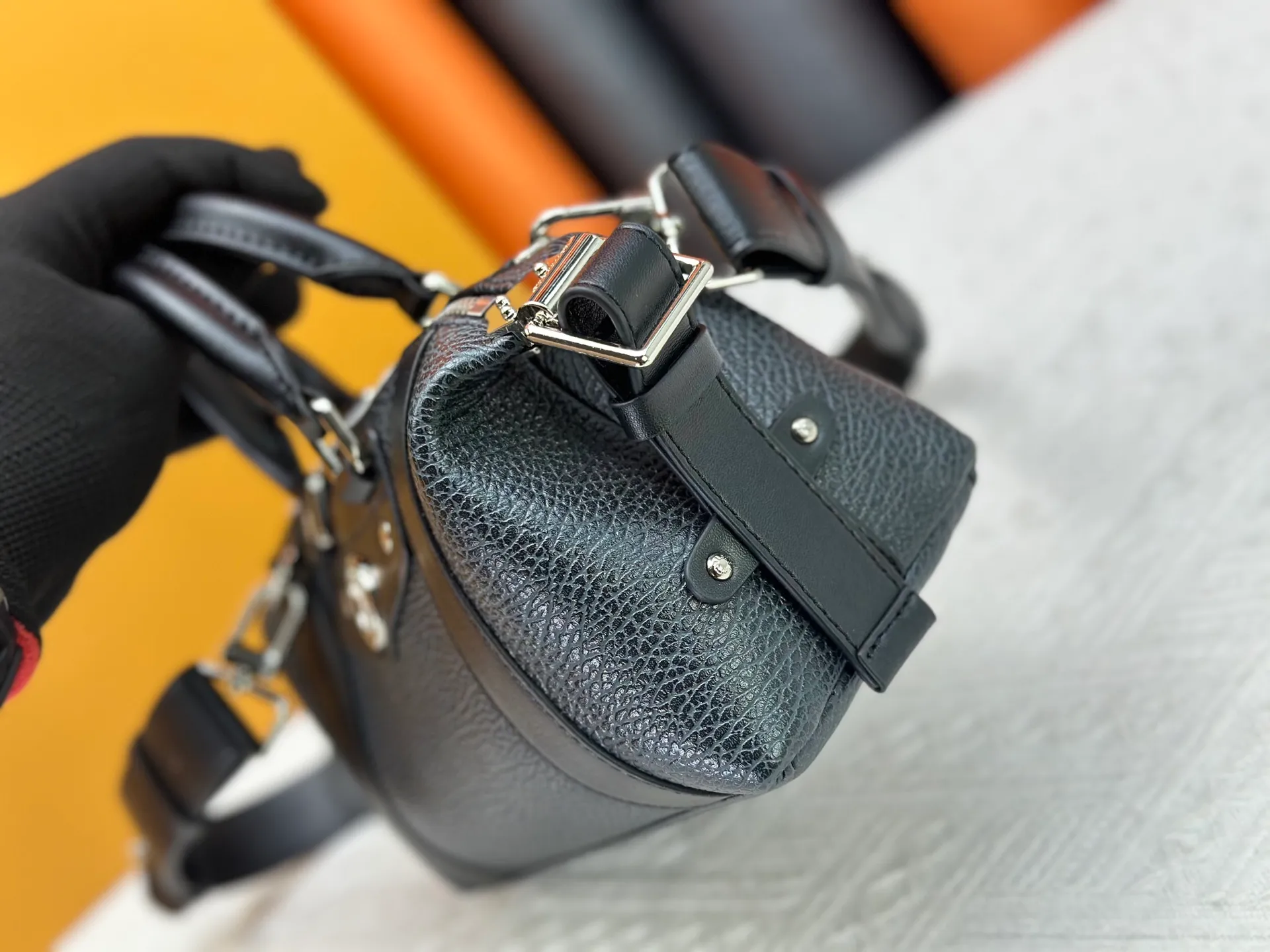 P300 [Exclusive real shot] M25566 M14623 Full leather motorcycle bag M14702 M14700 NANO LV BIKER handbag This Nano LV Rider handbag is from the 2025 spring and summer series. It is made of pixelated grain sheep leather with smooth cowhide elements, and is decorated with elegant patches with the LV Circle logo. The foldable configuration makes it easy to store in a suitcase, and the modern design adds a rock-n-roll edge to any look. Dimensions: 10 x 10 x 23 cm