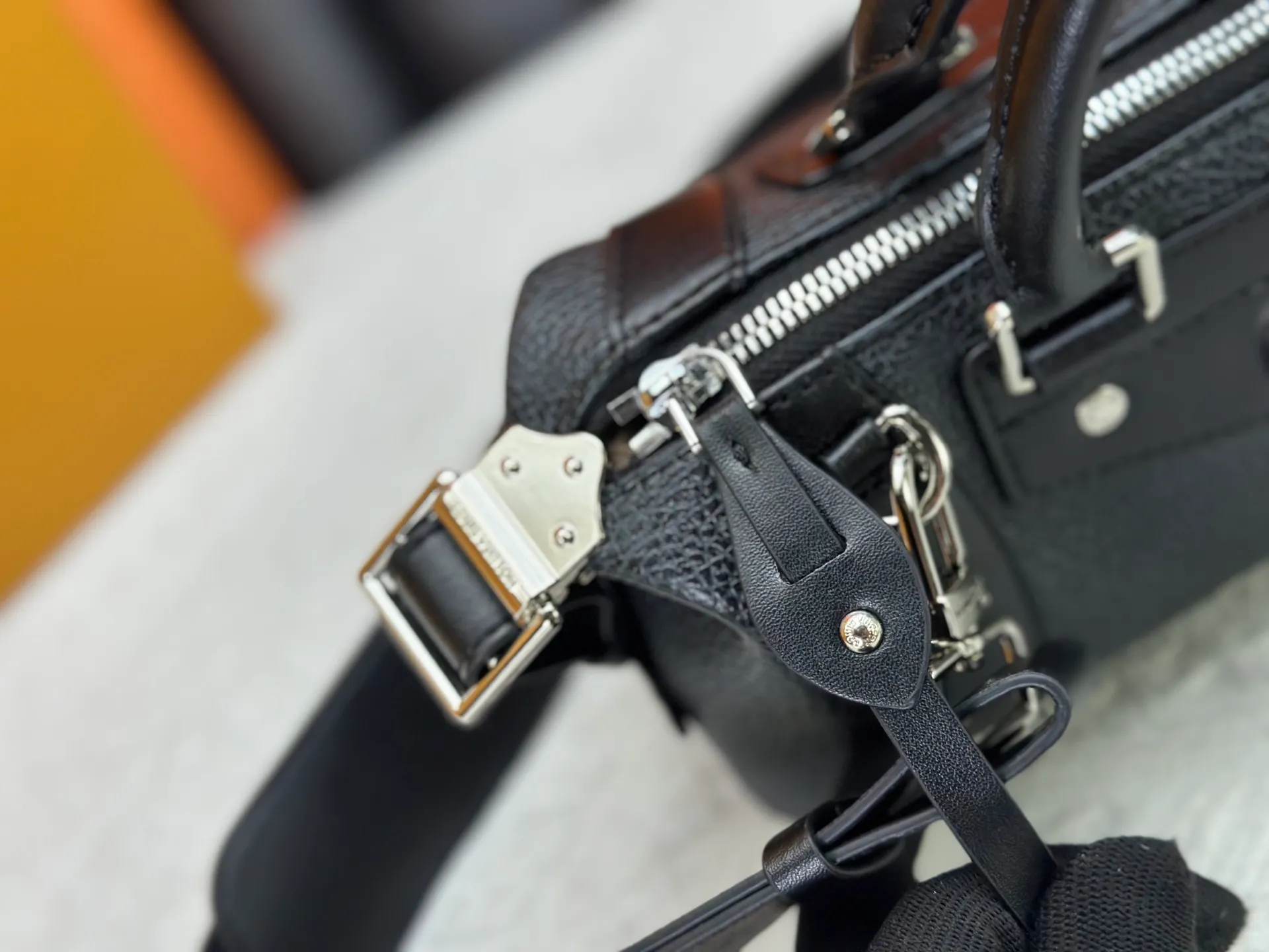 P300 [Exclusive real shot] M25566 M14623 Full leather motorcycle bag M14702 M14700 NANO LV BIKER handbag This Nano LV Rider handbag is from the 2025 spring and summer series. It is made of pixelated grain sheep leather with smooth cowhide elements, and is decorated with elegant patches with the LV Circle logo. The foldable configuration makes it easy to store in a suitcase, and the modern design adds a rock-n-roll edge to any look. Dimensions: 10 x 10 x 23 cm
