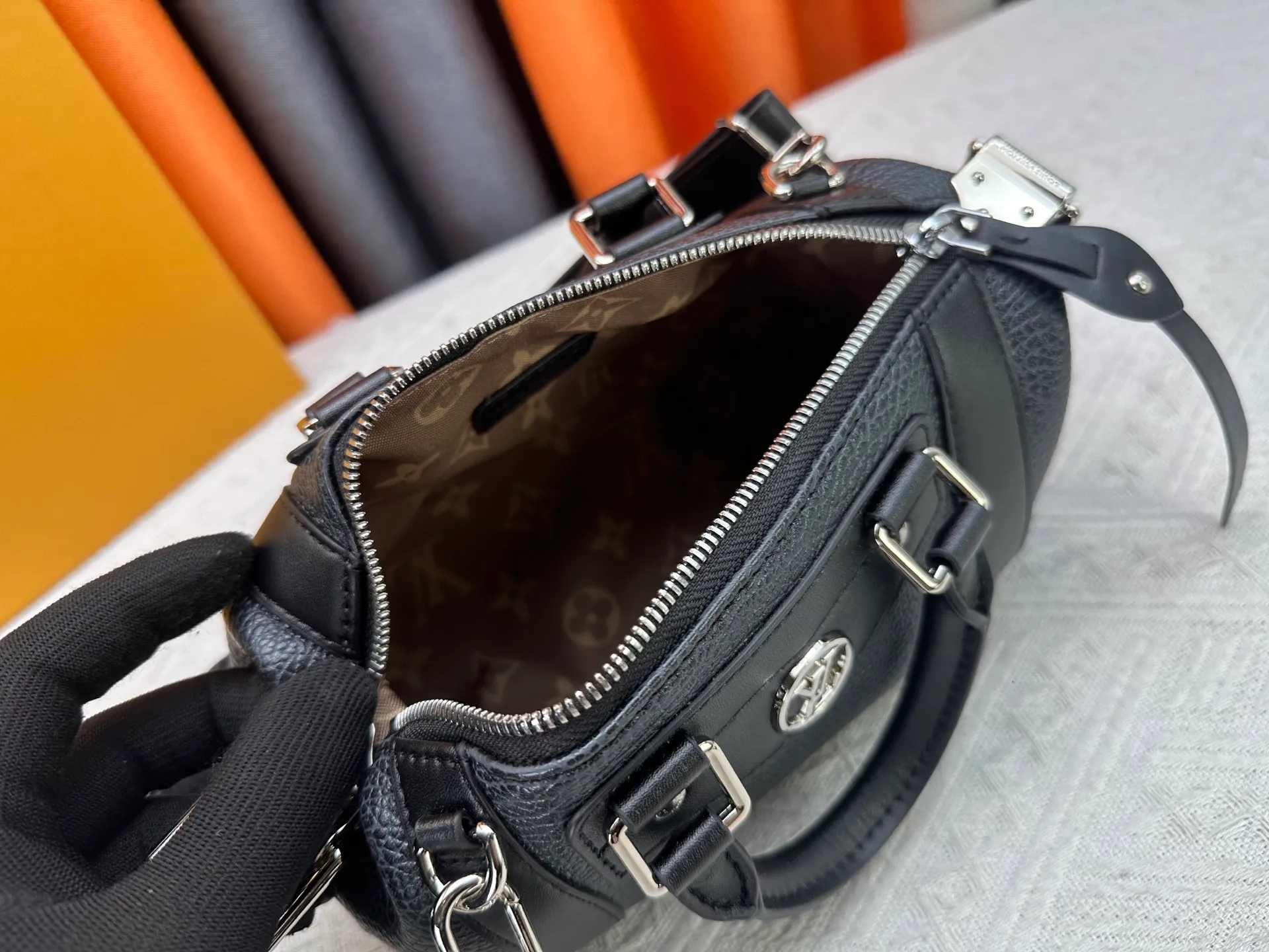 P300 [Exclusive real shot] M25566 M14623 Full leather motorcycle bag M14702 M14700 NANO LV BIKER handbag This Nano LV Rider handbag is from the 2025 spring and summer series. It is made of pixelated grain sheep leather with smooth cowhide elements, and is decorated with elegant patches with the LV Circle logo. The foldable configuration makes it easy to store in a suitcase, and the modern design adds a rock-n-roll edge to any look. Dimensions: 10 x 10 x 23 cm