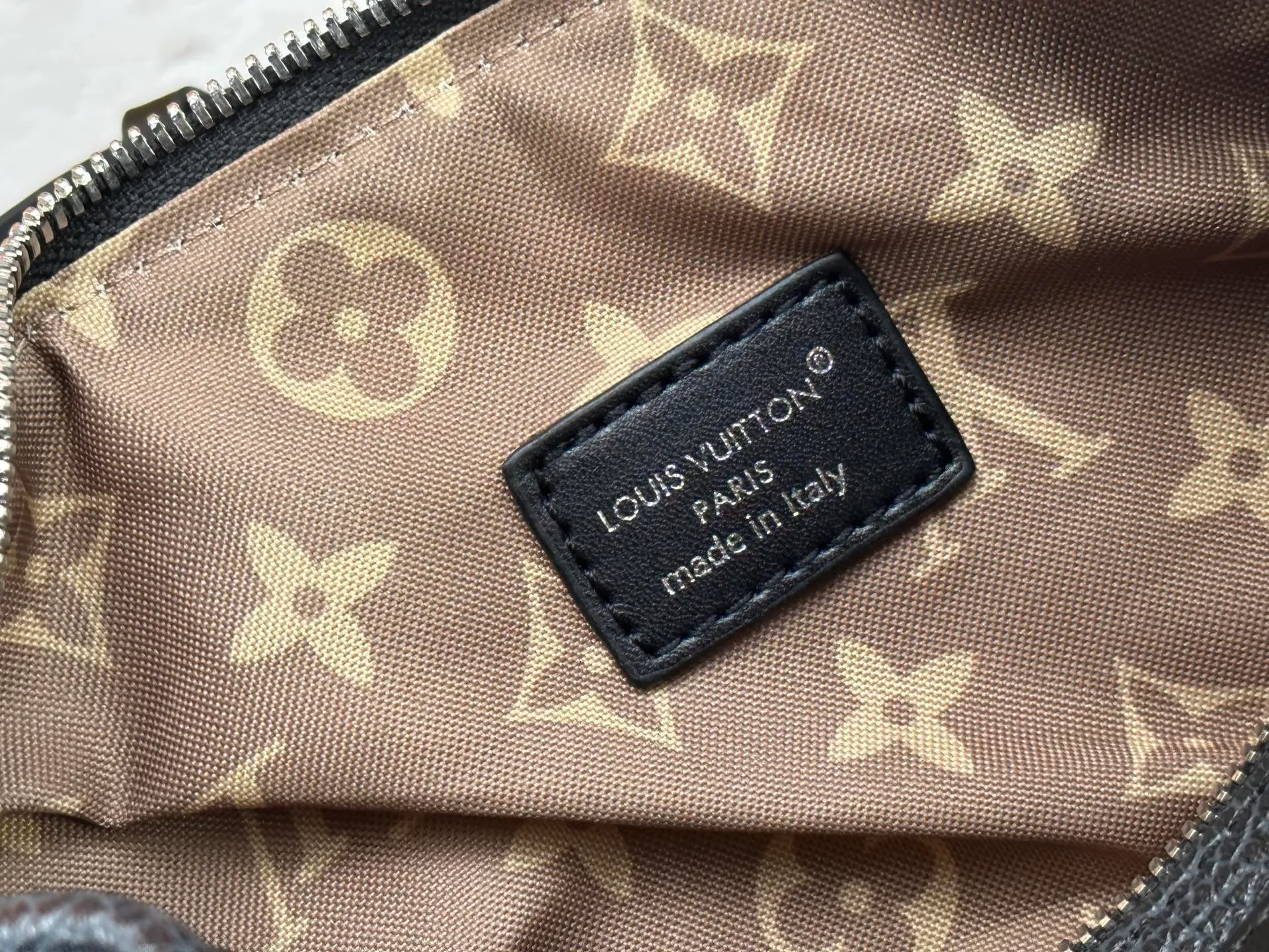 P300 [Exclusive real shot] M25566 M14623 Full leather motorcycle bag M14702 M14700 NANO LV BIKER handbag This Nano LV Rider handbag is from the 2025 spring and summer series. It is made of pixelated grain sheep leather with smooth cowhide elements, and is decorated with elegant patches with the LV Circle logo. The foldable configuration makes it easy to store in a suitcase, and the modern design adds a rock-n-roll edge to any look. Dimensions: 10 x 10 x 23 cm