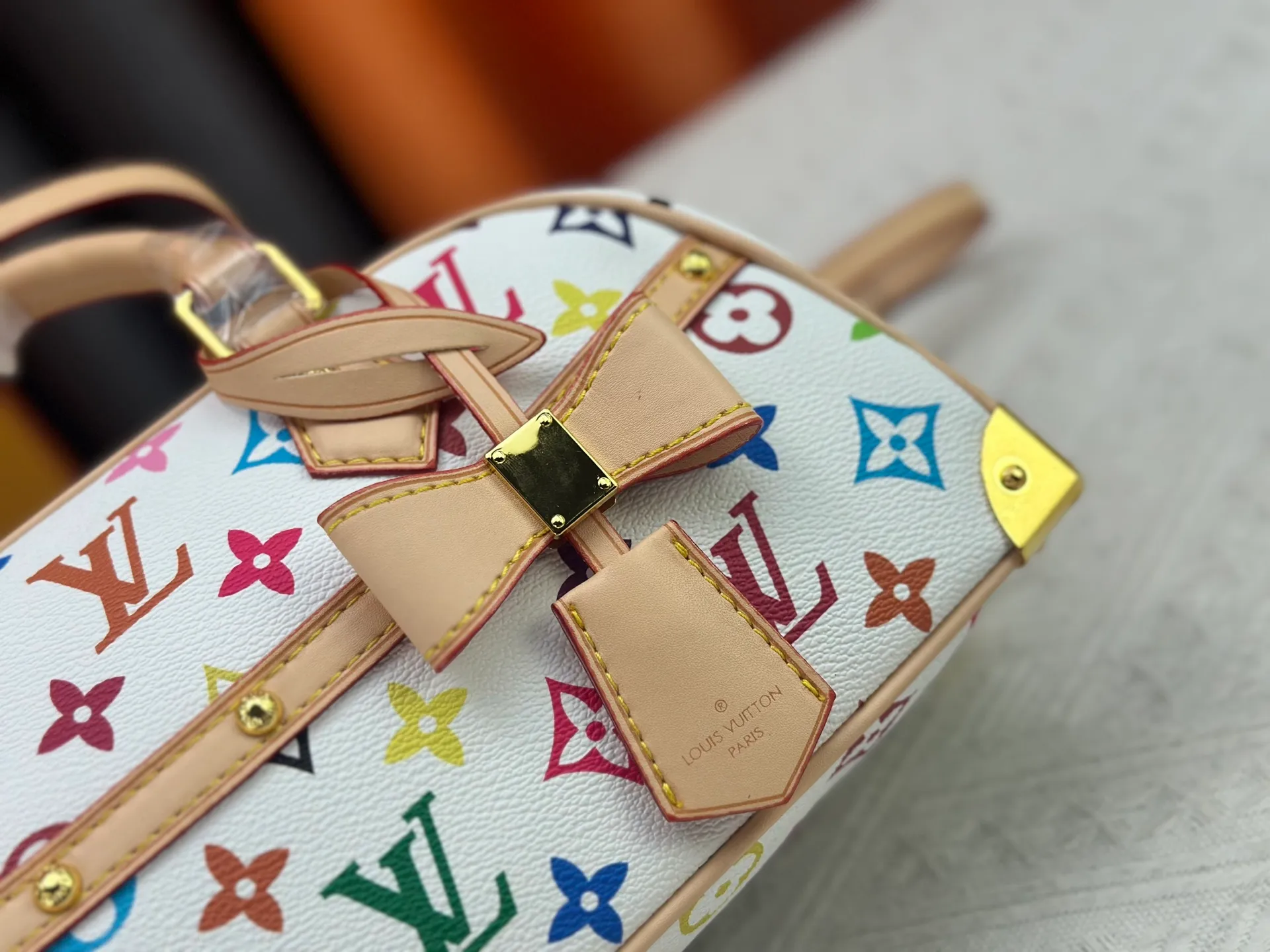 P280 Upgraded Original M13084 This Handbag East West handbag is from the Louis Vuitton x Takashi Murakami reissue series, using the artist's signature rainbow tones to trace the full-length Monogram pattern. Sleek horizontal construction lines the top handle, studded side straps, detachable and adjustable shoulder strap and LV x TM key holder, with cowhide leather details and sophisticated corners that nod to the brand's traditional luggage. Dimensions: 27.0 x 14.0 x 10.0 cm (length x height x width)