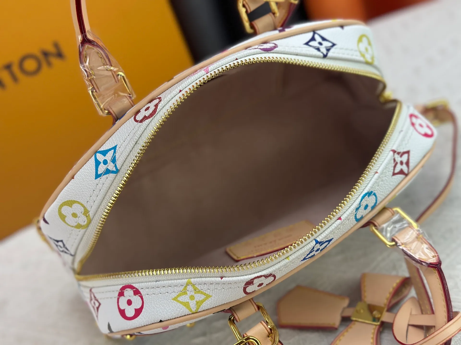 P280 Upgraded Original M13084 This Handbag East West handbag is from the Louis Vuitton x Takashi Murakami reissue series, using the artist's signature rainbow tones to trace the full-length Monogram pattern. Sleek horizontal construction lines the top handle, studded side straps, detachable and adjustable shoulder strap and LV x TM key holder, with cowhide leather details and sophisticated corners that nod to the brand's traditional luggage. Dimensions: 27.0 x 14.0 x 10.0 cm (length x height x width)