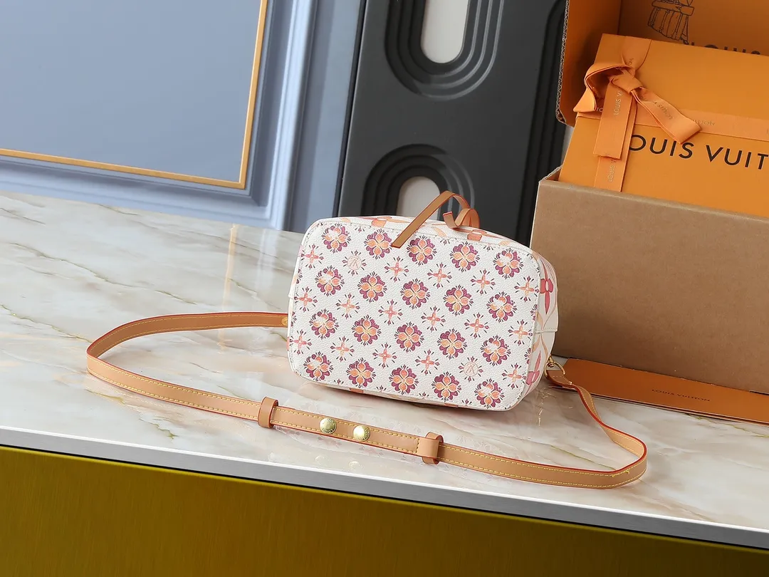 💰240💰Upgraded from the original M25315 M46581 M44022, this Néonoé BB handbag is made of Monogram Tiles coated canvas, with the pastel Monogram pattern embracing the central LV Circle logo and contrasting with the printed fabric lining. The slim bucket bag silhouette can be carried easily by hand or on the shoulder. Dimensions: 20.0 x 20.0 x 13.0 cm (length x height x width)
