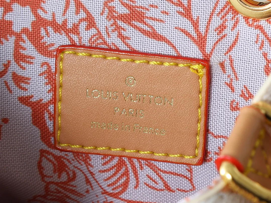 💰240💰Upgraded from the original M25315 M46581 M44022, this Néonoé BB handbag is made of Monogram Tiles coated canvas, with the pastel Monogram pattern embracing the central LV Circle logo and contrasting with the printed fabric lining. The slim bucket bag silhouette can be carried easily by hand or on the shoulder. Dimensions: 20.0 x 20.0 x 13.0 cm (length x height x width)