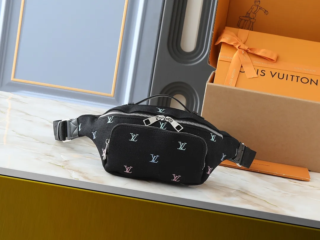 💰260💰Upgraded from the original M11539 M43644. This Rush waist bag is made of Monogram Dust canvas to create a retro trompe l'oeil effect. It is equipped with double zippers for convenient access to the main compartment. Sophisticated decorative expression Marque L.Vuitton Déposée logo. 30.0 x 15.0 x 8.0 cm