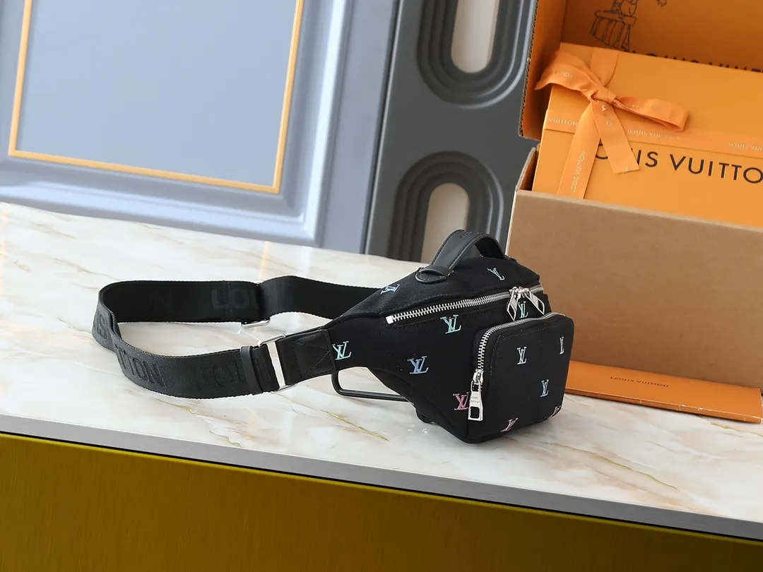 💰260💰Upgraded from the original M11539 M43644. This Rush waist bag is made of Monogram Dust canvas to create a retro trompe l'oeil effect. It is equipped with double zippers for convenient access to the main compartment. Sophisticated decorative expression Marque L.Vuitton Déposée logo. 30.0 x 15.0 x 8.0 cm