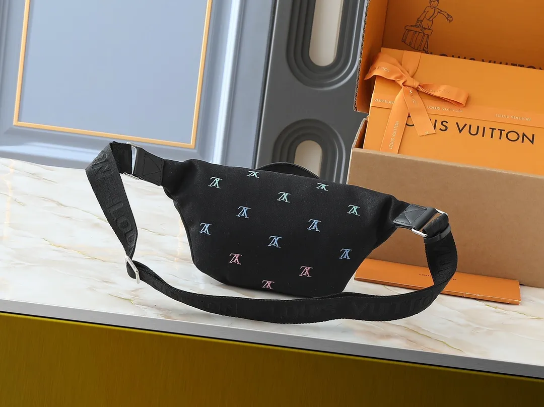 💰260💰Upgraded from the original M11539 M43644. This Rush waist bag is made of Monogram Dust canvas to create a retro trompe l'oeil effect. It is equipped with double zippers for convenient access to the main compartment. Sophisticated decorative expression Marque L.Vuitton Déposée logo. 30.0 x 15.0 x 8.0 cm