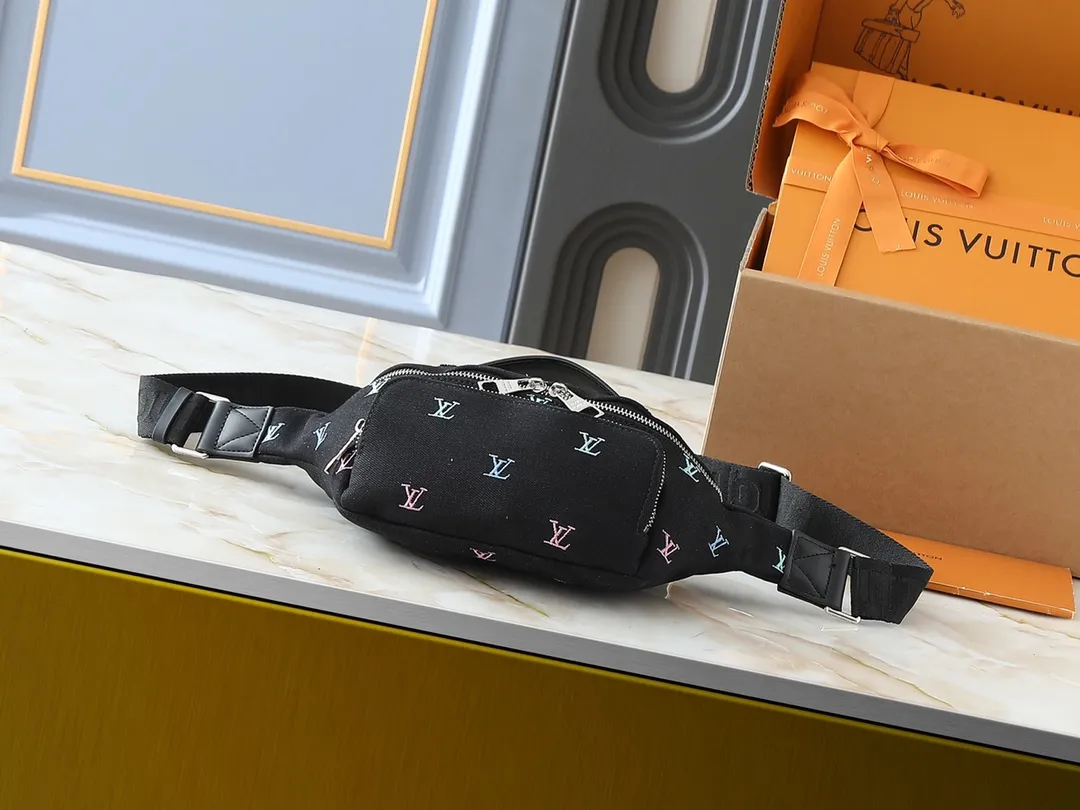 💰260💰Upgraded from the original M11539 M43644. This Rush waist bag is made of Monogram Dust canvas to create a retro trompe l'oeil effect. It is equipped with double zippers for convenient access to the main compartment. Sophisticated decorative expression Marque L.Vuitton Déposée logo. 30.0 x 15.0 x 8.0 cm
