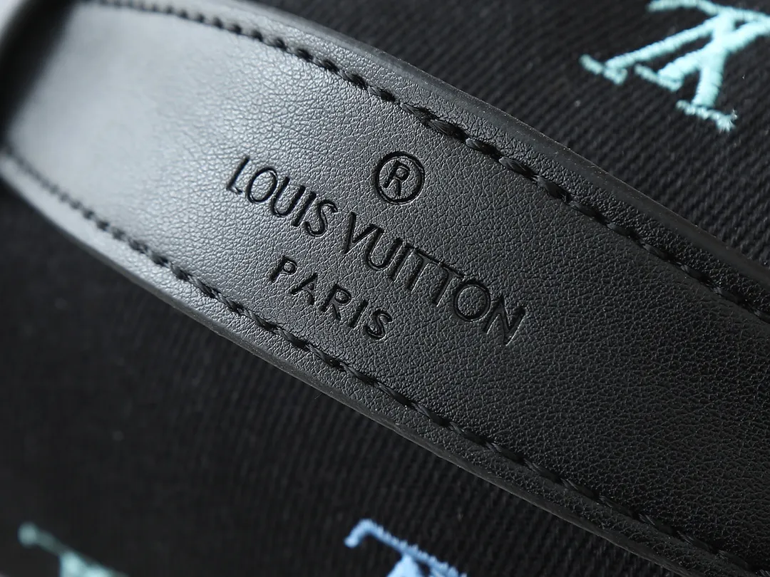 💰260💰Upgraded from the original M11539 M43644. This Rush waist bag is made of Monogram Dust canvas to create a retro trompe l'oeil effect. It is equipped with double zippers for convenient access to the main compartment. Sophisticated decorative expression Marque L.Vuitton Déposée logo. 30.0 x 15.0 x 8.0 cm