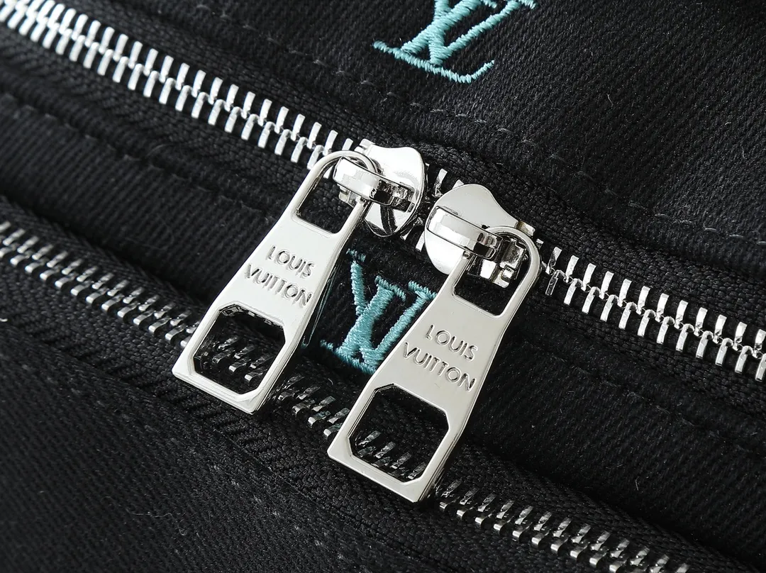 💰260💰Upgraded from the original M11539 M43644. This Rush waist bag is made of Monogram Dust canvas to create a retro trompe l'oeil effect. It is equipped with double zippers for convenient access to the main compartment. Sophisticated decorative expression Marque L.Vuitton Déposée logo. 30.0 x 15.0 x 8.0 cm