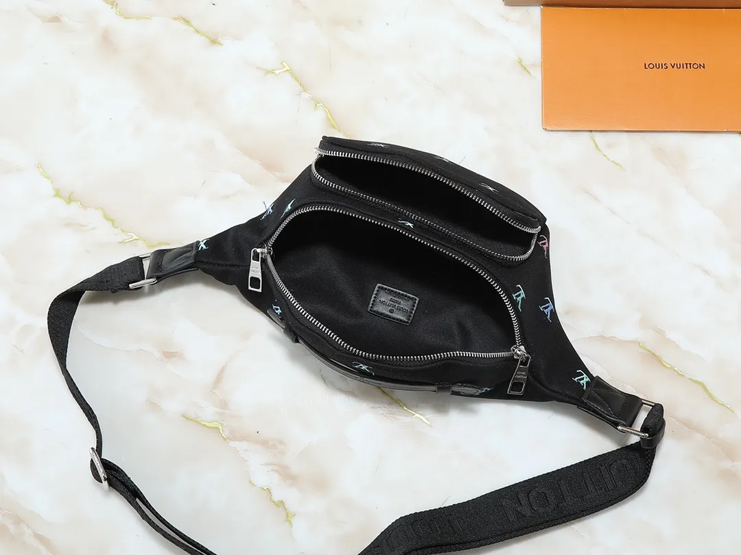 💰260💰Upgraded from the original M11539 M43644. This Rush waist bag is made of Monogram Dust canvas to create a retro trompe l'oeil effect. It is equipped with double zippers for convenient access to the main compartment. Sophisticated decorative expression Marque L.Vuitton Déposée logo. 30.0 x 15.0 x 8.0 cm