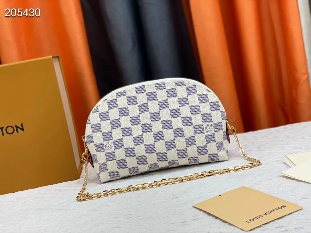 P140💰Upgraded from the original M47353 presbyopic large size. This large cosmetic bag chain is made of classic and stylish Monogram canvas, which is truly luxurious. Shiny gold-tone metal details and cotton lining add to the elegance. 24.0x 17.0x 6.0 cm (length x height x width). - Specially coated canvas - Cowhide trim - Shiny gold-tone hardware - Wide zip closure - 2 flat interior pockets - Compartment for lipstick.