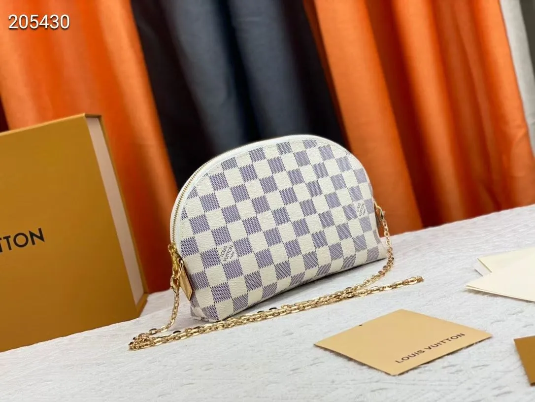 P140💰Upgraded from the original M47353 presbyopic large size. This large cosmetic bag chain is made of classic and stylish Monogram canvas, which is truly luxurious. Shiny gold-tone metal details and cotton lining add to the elegance. 24.0x 17.0x 6.0 cm (length x height x width). - Specially coated canvas - Cowhide trim - Shiny gold-tone hardware - Wide zip closure - 2 flat interior pockets - Compartment for lipstick.