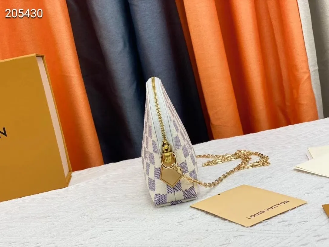 P140💰Upgraded from the original M47353 presbyopic large size. This large cosmetic bag chain is made of classic and stylish Monogram canvas, which is truly luxurious. Shiny gold-tone metal details and cotton lining add to the elegance. 24.0x 17.0x 6.0 cm (length x height x width). - Specially coated canvas - Cowhide trim - Shiny gold-tone hardware - Wide zip closure - 2 flat interior pockets - Compartment for lipstick.