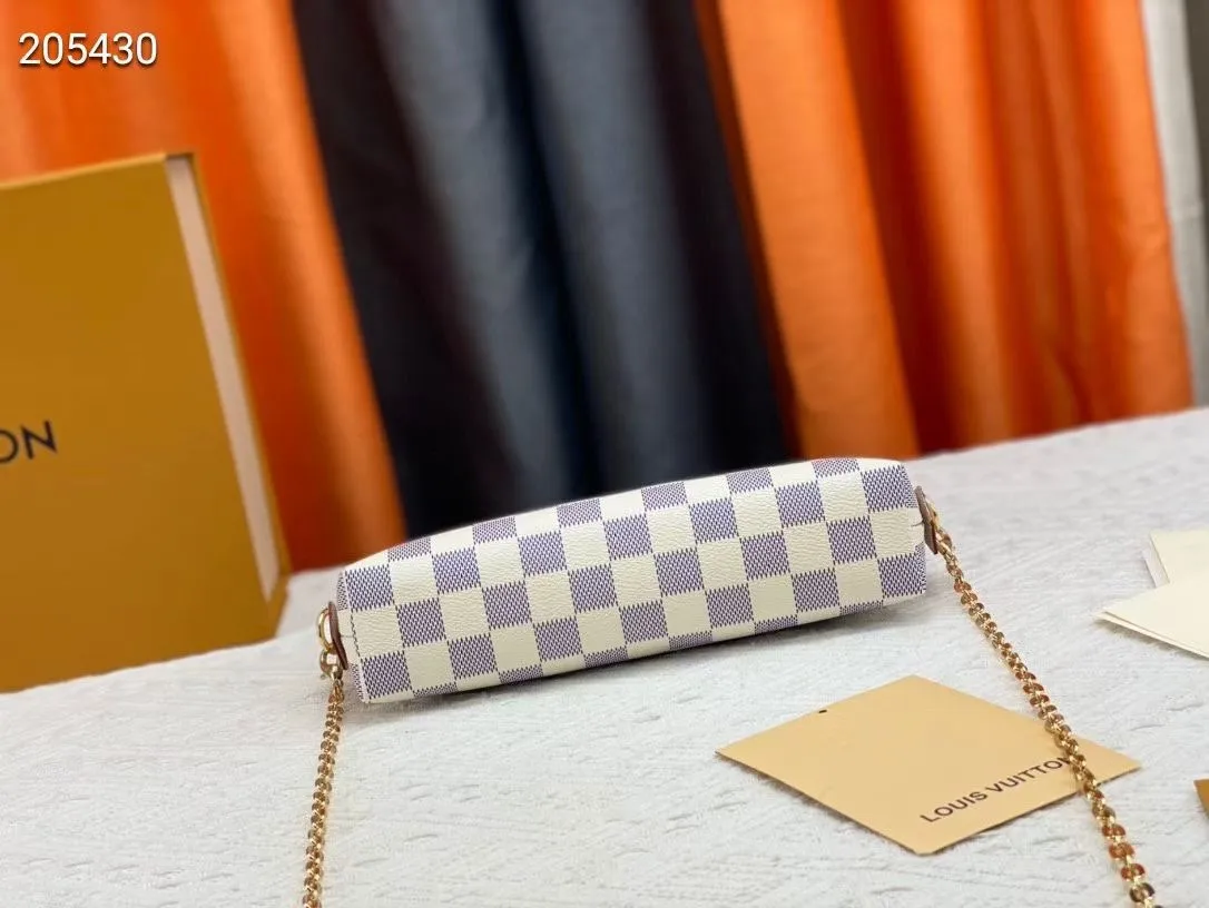 P140💰Upgraded from the original M47353 presbyopic large size. This large cosmetic bag chain is made of classic and stylish Monogram canvas, which is truly luxurious. Shiny gold-tone metal details and cotton lining add to the elegance. 24.0x 17.0x 6.0 cm (length x height x width). - Specially coated canvas - Cowhide trim - Shiny gold-tone hardware - Wide zip closure - 2 flat interior pockets - Compartment for lipstick.
