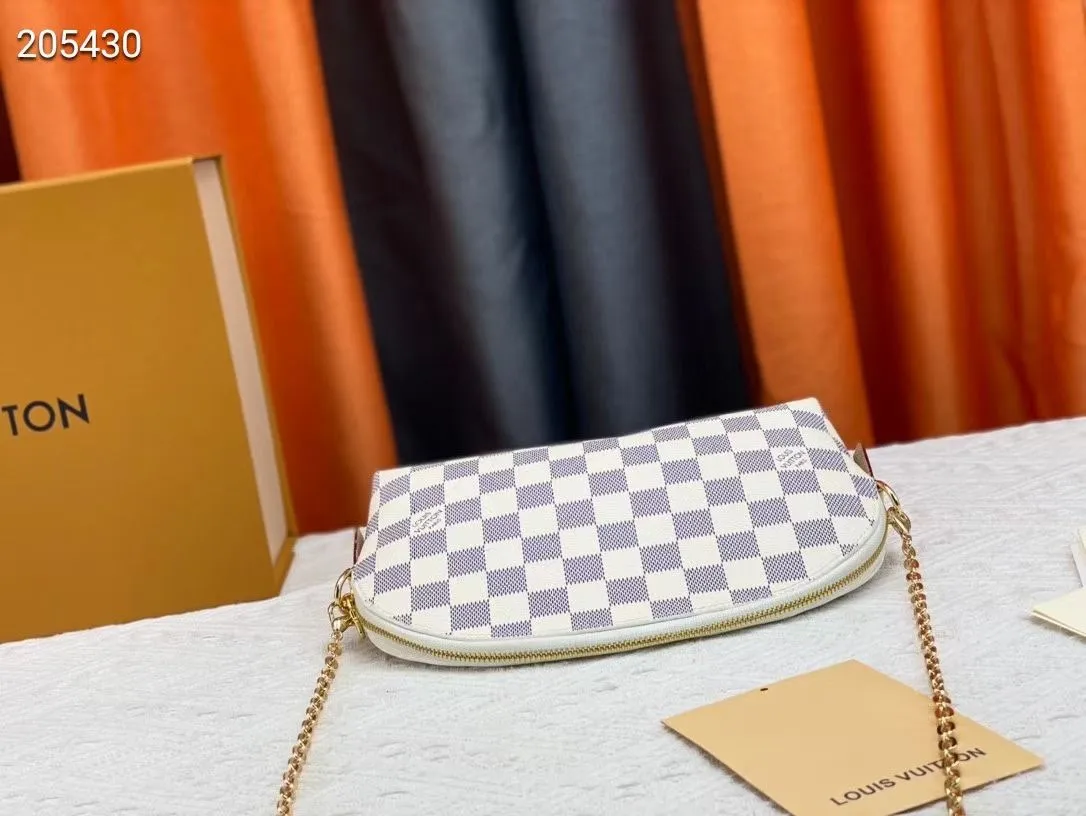 P140💰Upgraded from the original M47353 presbyopic large size. This large cosmetic bag chain is made of classic and stylish Monogram canvas, which is truly luxurious. Shiny gold-tone metal details and cotton lining add to the elegance. 24.0x 17.0x 6.0 cm (length x height x width). - Specially coated canvas - Cowhide trim - Shiny gold-tone hardware - Wide zip closure - 2 flat interior pockets - Compartment for lipstick.