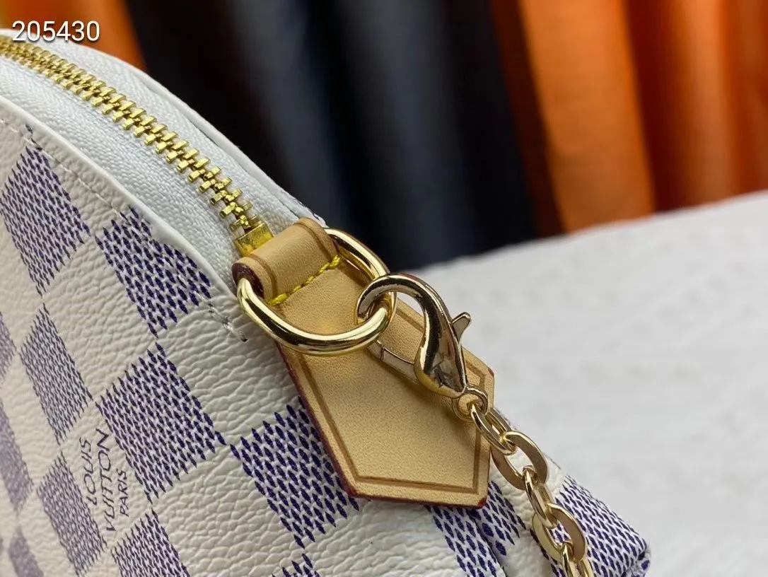 P140💰Upgraded from the original M47353 presbyopic large size. This large cosmetic bag chain is made of classic and stylish Monogram canvas, which is truly luxurious. Shiny gold-tone metal details and cotton lining add to the elegance. 24.0x 17.0x 6.0 cm (length x height x width). - Specially coated canvas - Cowhide trim - Shiny gold-tone hardware - Wide zip closure - 2 flat interior pockets - Compartment for lipstick.