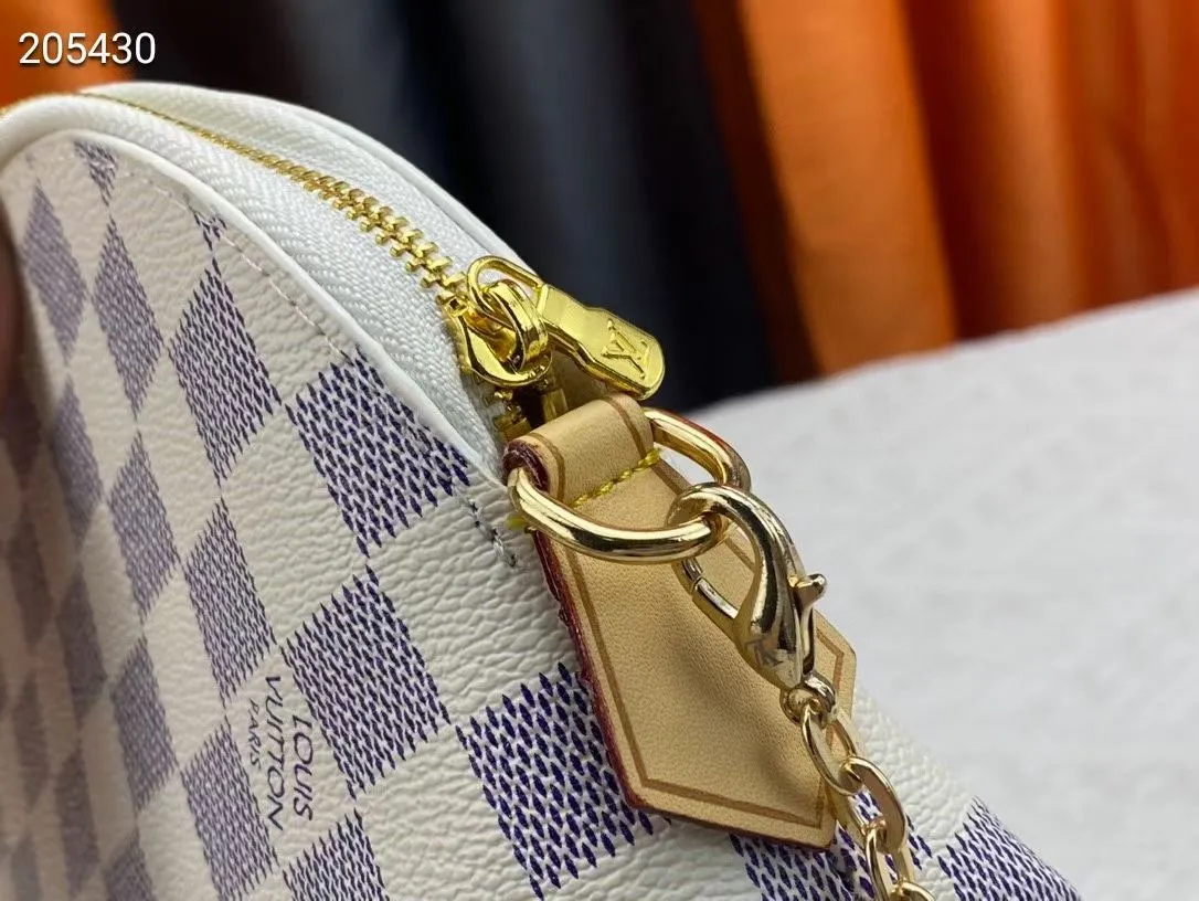 P140💰Upgraded from the original M47353 presbyopic large size. This large cosmetic bag chain is made of classic and stylish Monogram canvas, which is truly luxurious. Shiny gold-tone metal details and cotton lining add to the elegance. 24.0x 17.0x 6.0 cm (length x height x width). - Specially coated canvas - Cowhide trim - Shiny gold-tone hardware - Wide zip closure - 2 flat interior pockets - Compartment for lipstick.