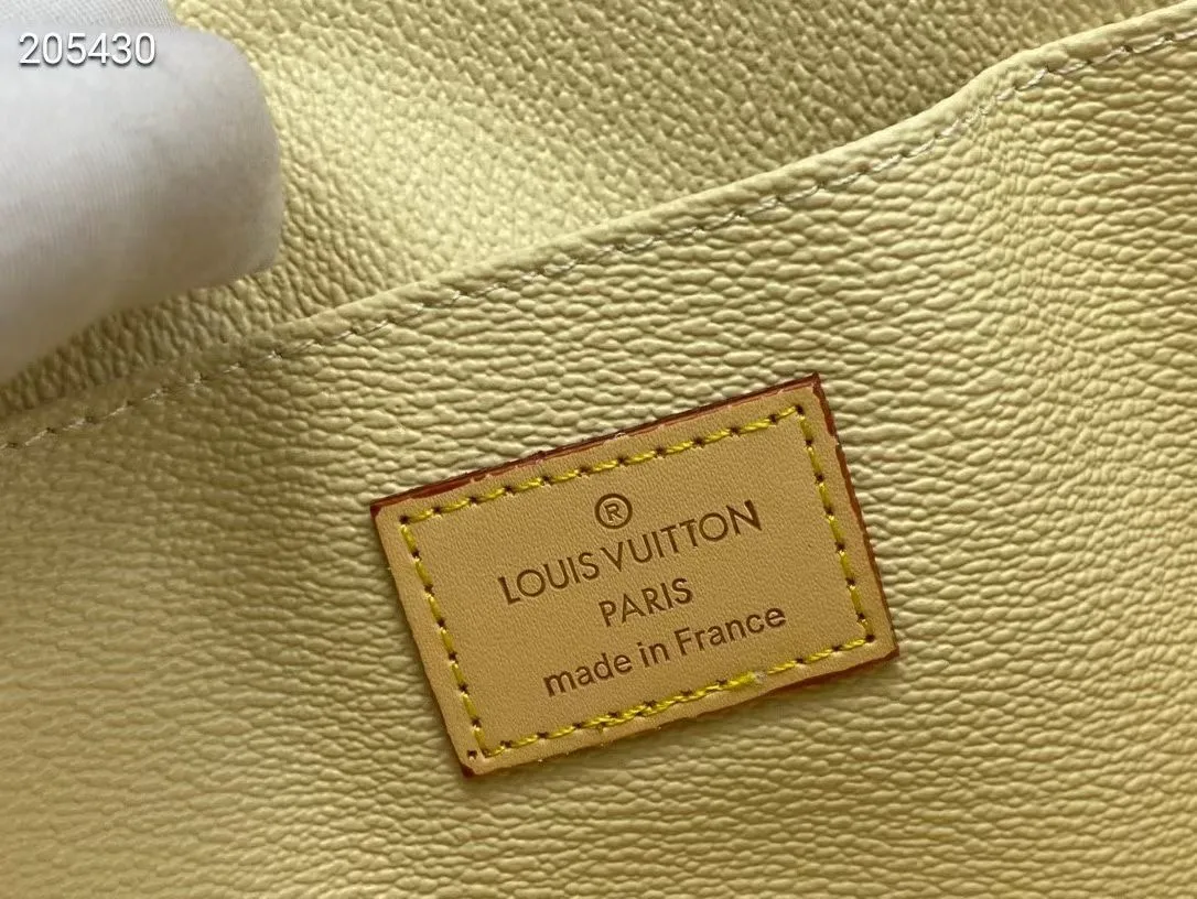 P140💰Upgraded from the original M47353 presbyopic large size. This large cosmetic bag chain is made of classic and stylish Monogram canvas, which is truly luxurious. Shiny gold-tone metal details and cotton lining add to the elegance. 24.0x 17.0x 6.0 cm (length x height x width). - Specially coated canvas - Cowhide trim - Shiny gold-tone hardware - Wide zip closure - 2 flat interior pockets - Compartment for lipstick.