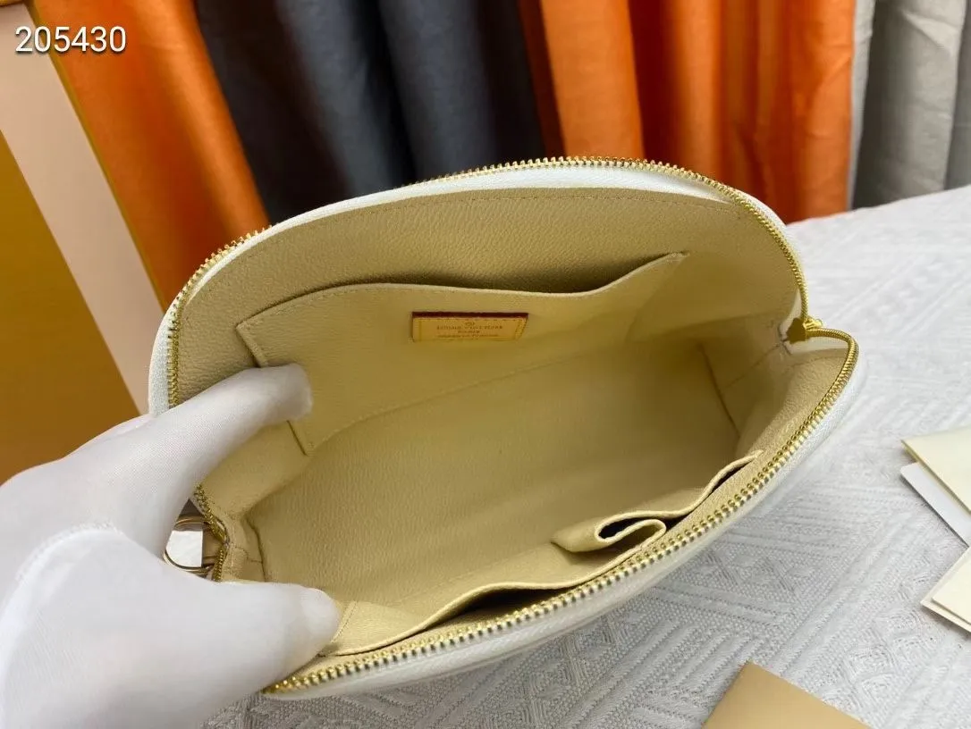 P140💰Upgraded from the original M47353 presbyopic large size. This large cosmetic bag chain is made of classic and stylish Monogram canvas, which is truly luxurious. Shiny gold-tone metal details and cotton lining add to the elegance. 24.0x 17.0x 6.0 cm (length x height x width). - Specially coated canvas - Cowhide trim - Shiny gold-tone hardware - Wide zip closure - 2 flat interior pockets - Compartment for lipstick.